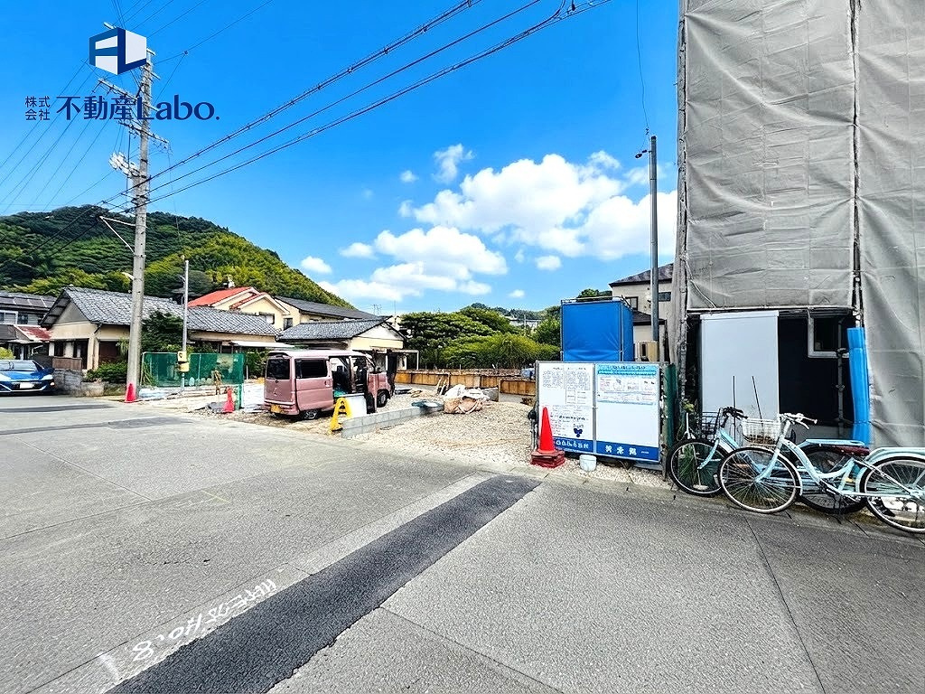 リーブルガーデン 清水区蜂ヶ谷　全3棟の前面道路含む現地写真|●駐車スペース●
２台以上駐車可能♪
並列駐車のため、車の出し入れが楽々♪