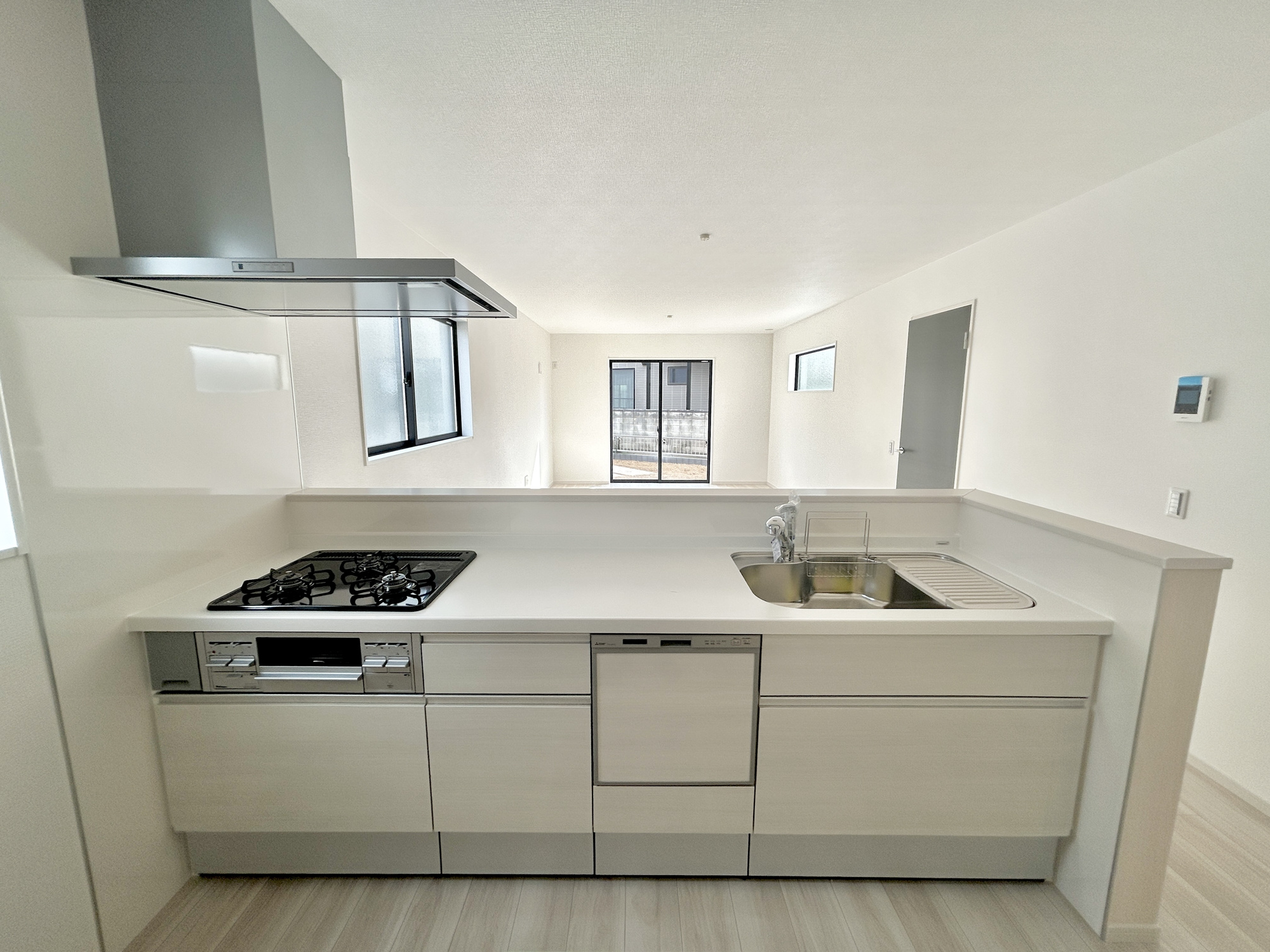 伊勢崎市今泉町1期　新築住宅全2棟のキッチン|収納が多いのでキッチンの上は常にきれいに保てます！！
お料理がしたくなるそんな嬉しい・楽しいキッチンです♪