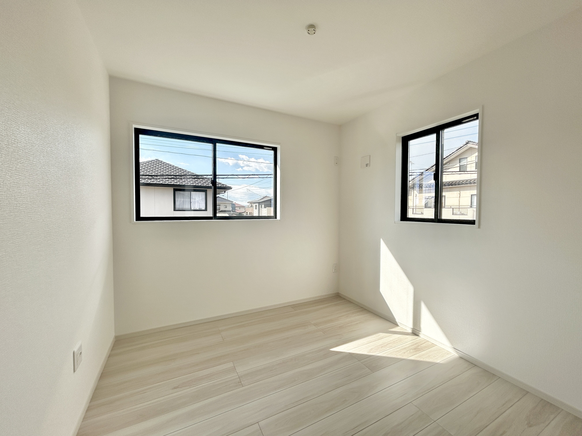 伊勢崎市今泉町1期　新築住宅全2棟の洋室|木目のフローリングが暖かみのある室内に。明るい寝室で心地のいい朝を迎えられそう。