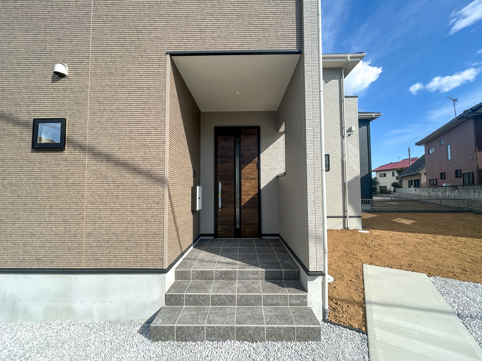伊勢崎市今泉町1期　新築住宅全2棟の玄関|明るく優しいイメージの玄関アプローチ。玄関上は屋根があるので雨の心配いらず♪