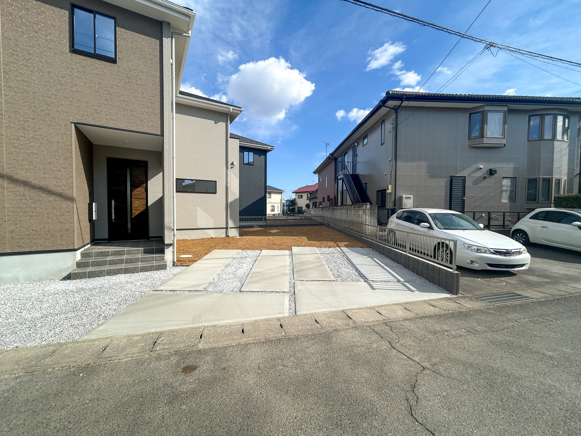 伊勢崎市今泉町1期　新築住宅全2棟の駐車場|車庫土間施工済み、駐車2台可能です(^^♪