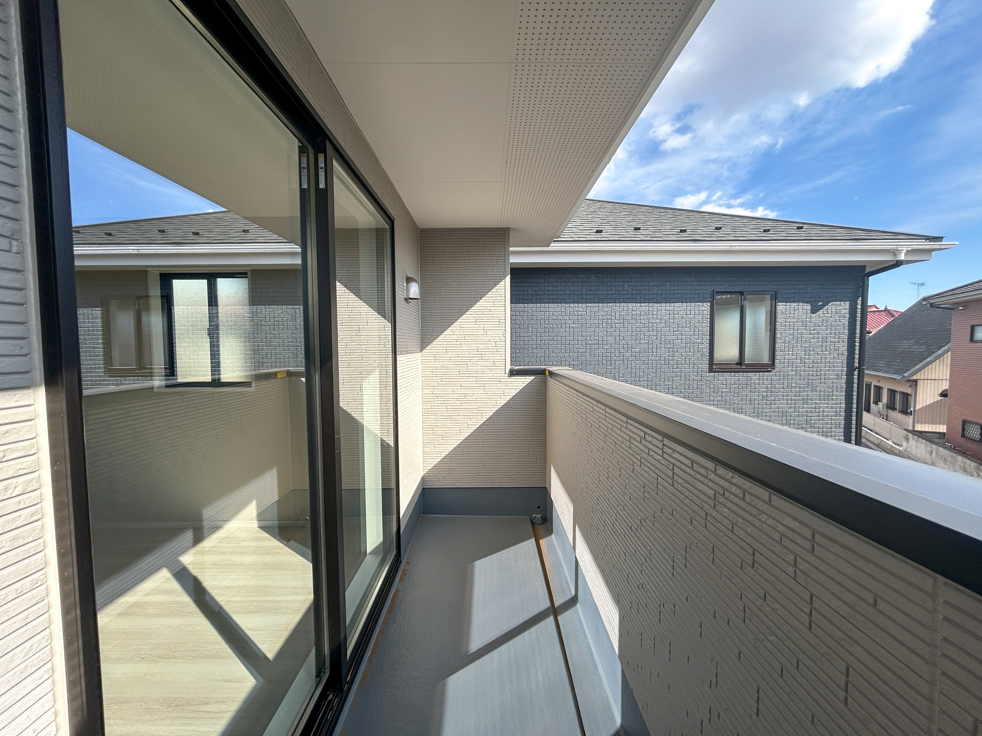 伊勢崎市今泉町1期　新築住宅全2棟のバルコニー|開放的なバルコニーは見晴らしもよく、太陽の温かな温もりをめいっぱい受け止めてくれます。太陽の光と爽やかな風を受けたお洗濯物はあっという間に乾き、取りこむ時には太陽の匂いを感じられそうですね。