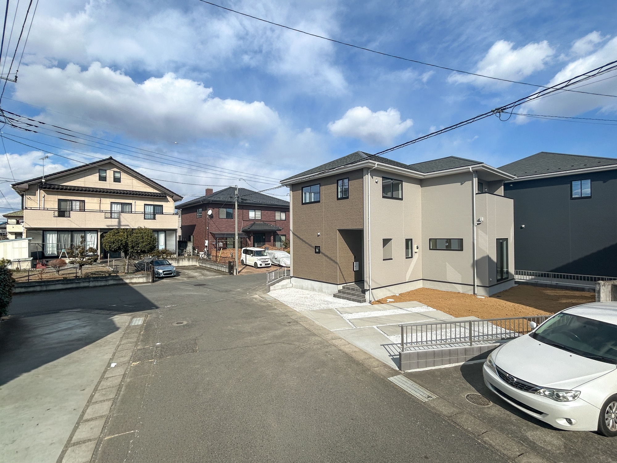 伊勢崎市今泉町1期　新築住宅全2棟の前面道路含む現地写真|閑静な住宅地で子育て家族にピッタリ。毎日のお散歩も快適な緑に恵まれたエリアで、自然に包まれた穏やかな暮らしを実現するための、ゆとりある住環境が整っています。

