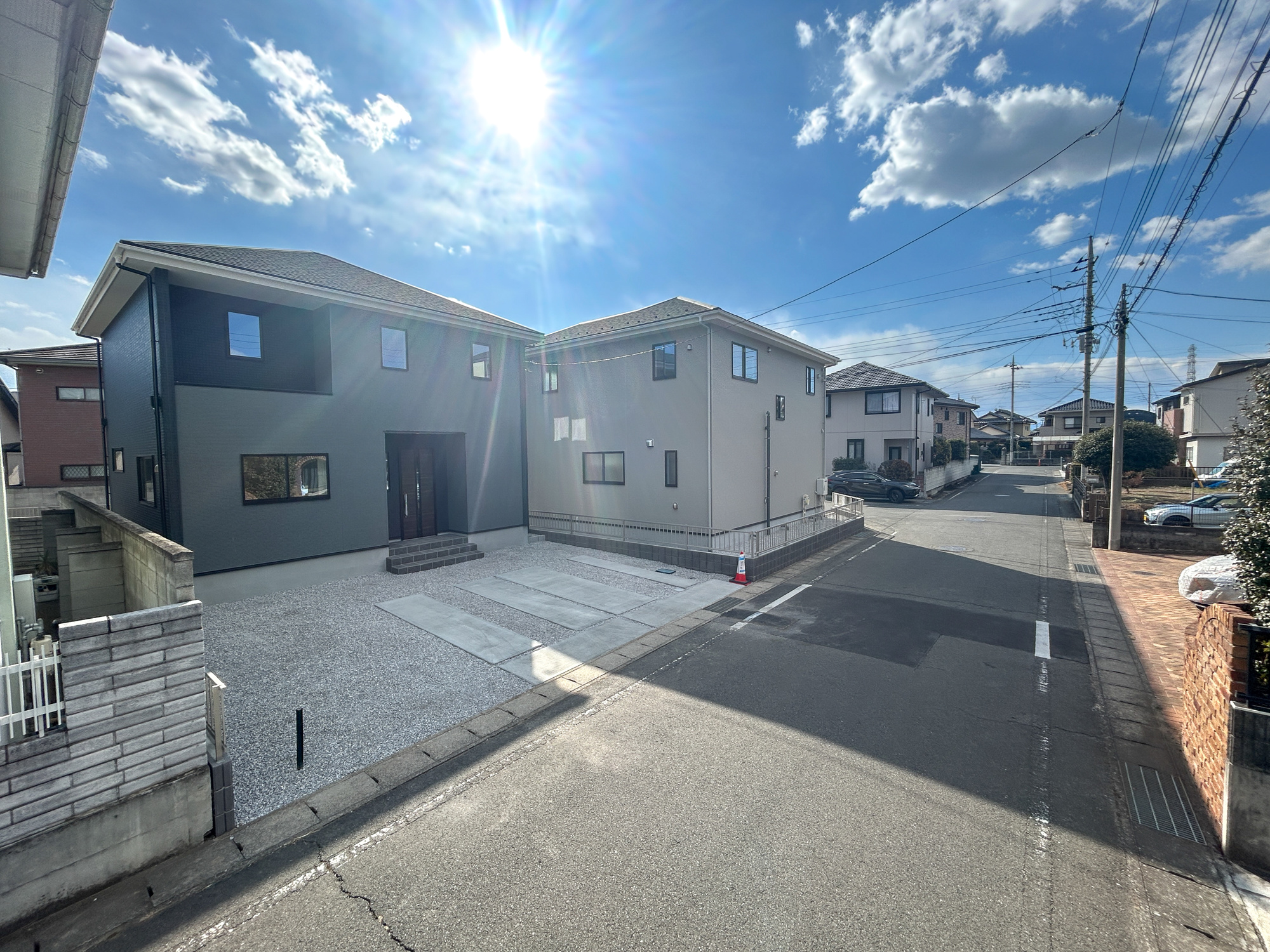 伊勢崎市今泉町1期　新築住宅全2棟の前面道路含む現地写真|低層の一戸建てを中心とした街並みが整然と続き、周辺は高い建物が建っていないので、採光や開放性に恵まれ、空が広く緑の多い閑静な趣を感じる環境です。

