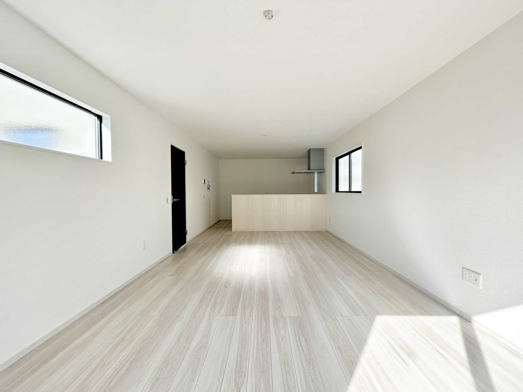 伊勢崎市今泉町1期　新築住宅全2棟の居間・リビング|南向きに大きく開いた窓からは、明るい陽射しが射し込みます。
爽やかな風が吹き抜ける心地良いリビングには、自然と家族が集まります。
