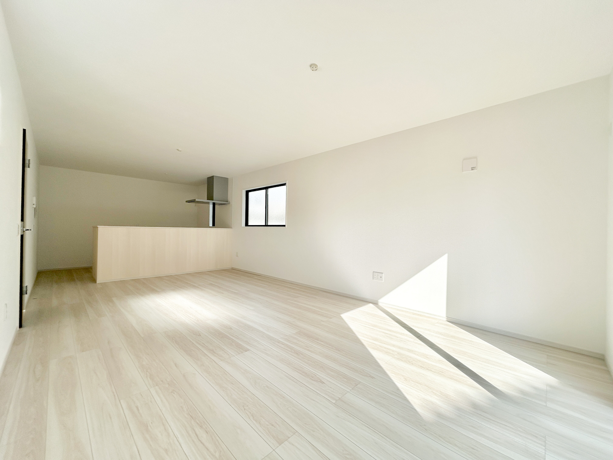 伊勢崎市今泉町1期　新築住宅全2棟の居間・リビング|室内にいても、たっぷりの陽光と爽やかな風を感じて頂ける、開放感あふれるリビングです。
ご家族と穏やかに過ごす、心地の良い時間が流れます。