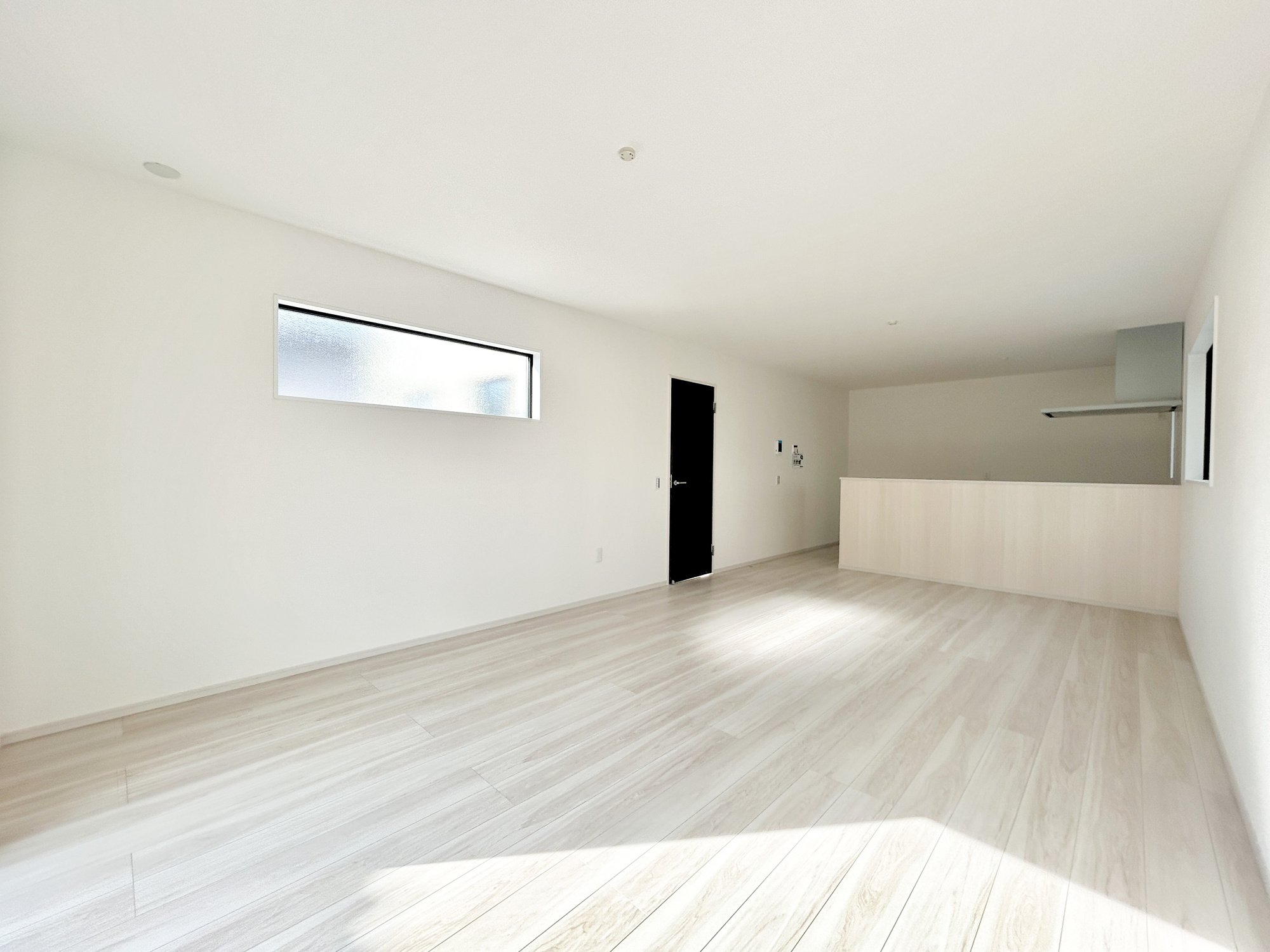 伊勢崎市今泉町1期　新築住宅全2棟の居間・リビング|オープンな空間を生み出す、こだわりの広がりとゆとり。家族と過ごす時間を大切にしたい方にぴったりの明るくゆとりある住空間です。南側の窓からの日差しがリビングの隅々までしっかりと届きます！ 