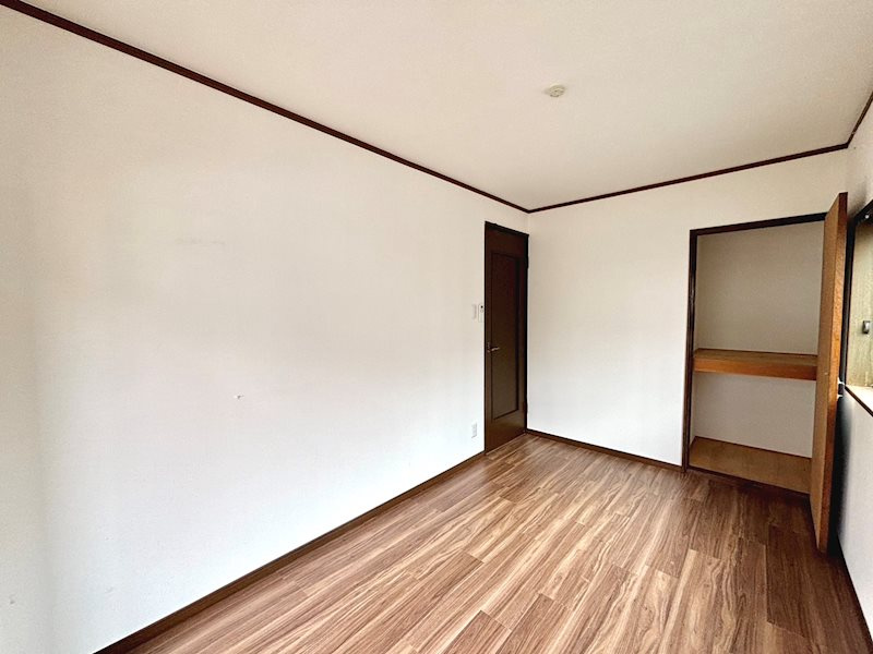 神戸市灘区寺口町戸建の洋室|◆約4.4帖の洋室です。収納棚もあり安心です。