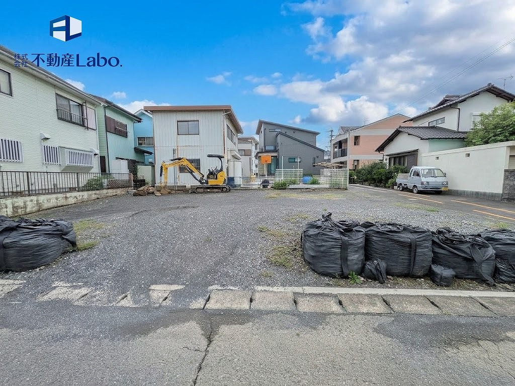 リナージュ　清水区石川新町　01期　全1棟の前面道路含む現地写真|駐車場とは別に17坪(約34帖)以上の広々としたプライベートなお庭スペースを確保♪