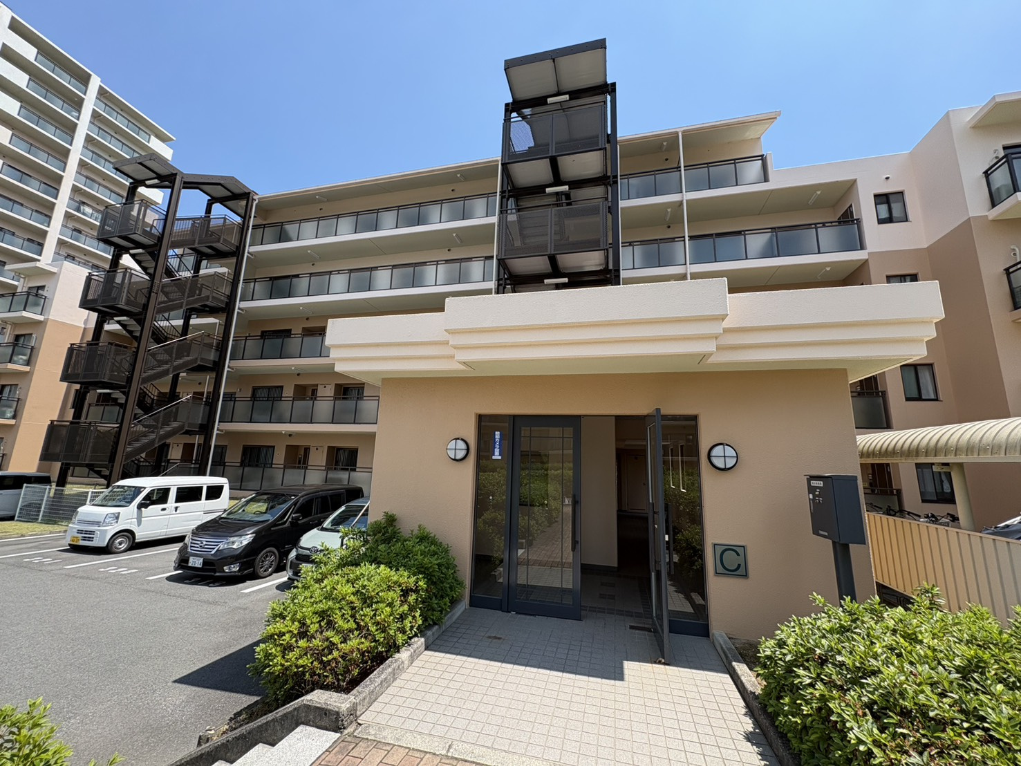東急ドエルアルス三田ウッディタウン中央C棟のエントランス