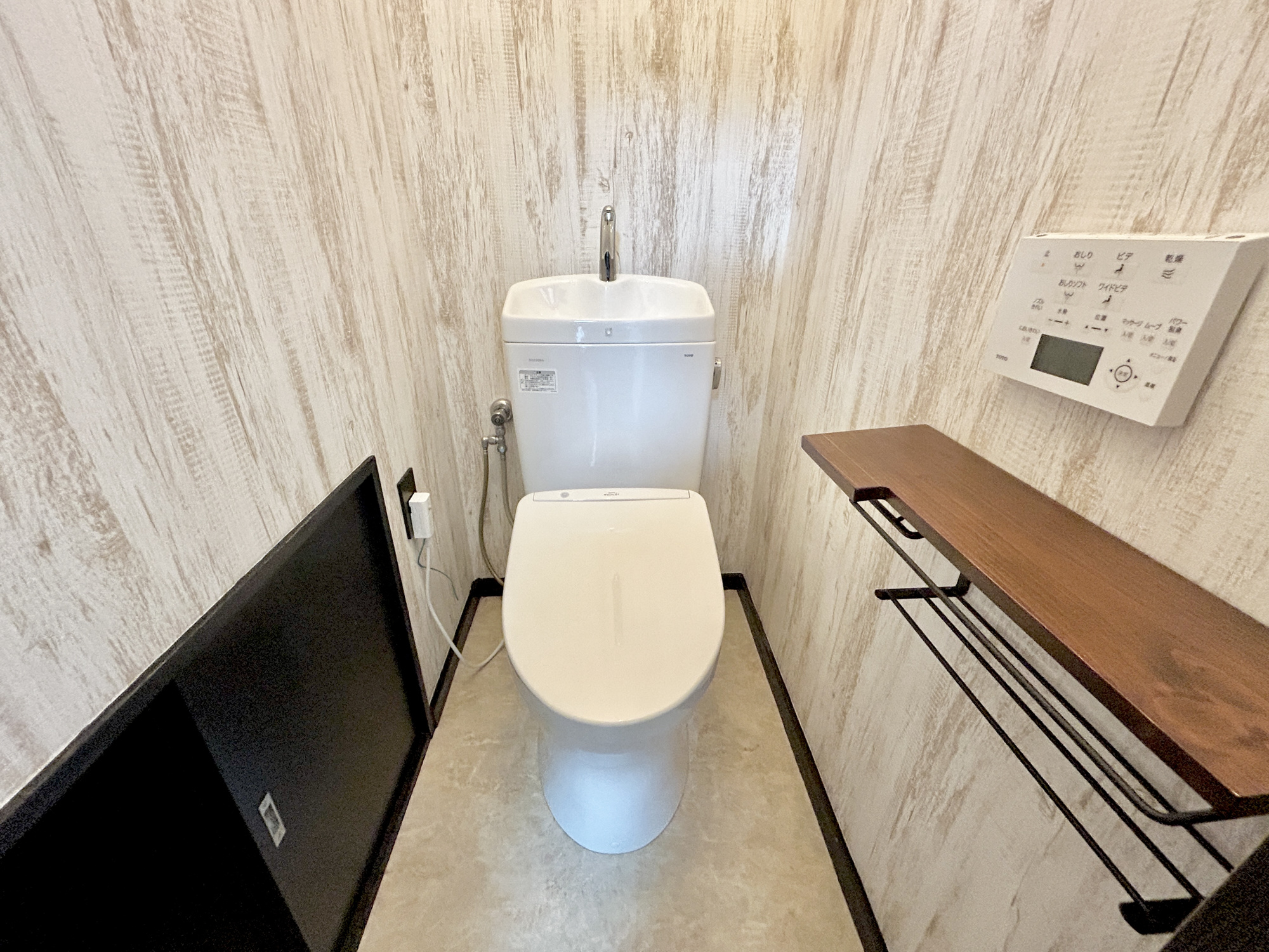 高崎市井野町2期　中古住宅のトイレ|節水型でエコなトイレには、今では当たり前の洗浄付き。便座を温める機能もついていて、居心地良くてトイレから出られなくなるかも！換気用に換気扇はもちろん、窓も着いているので常に快適ですね♪