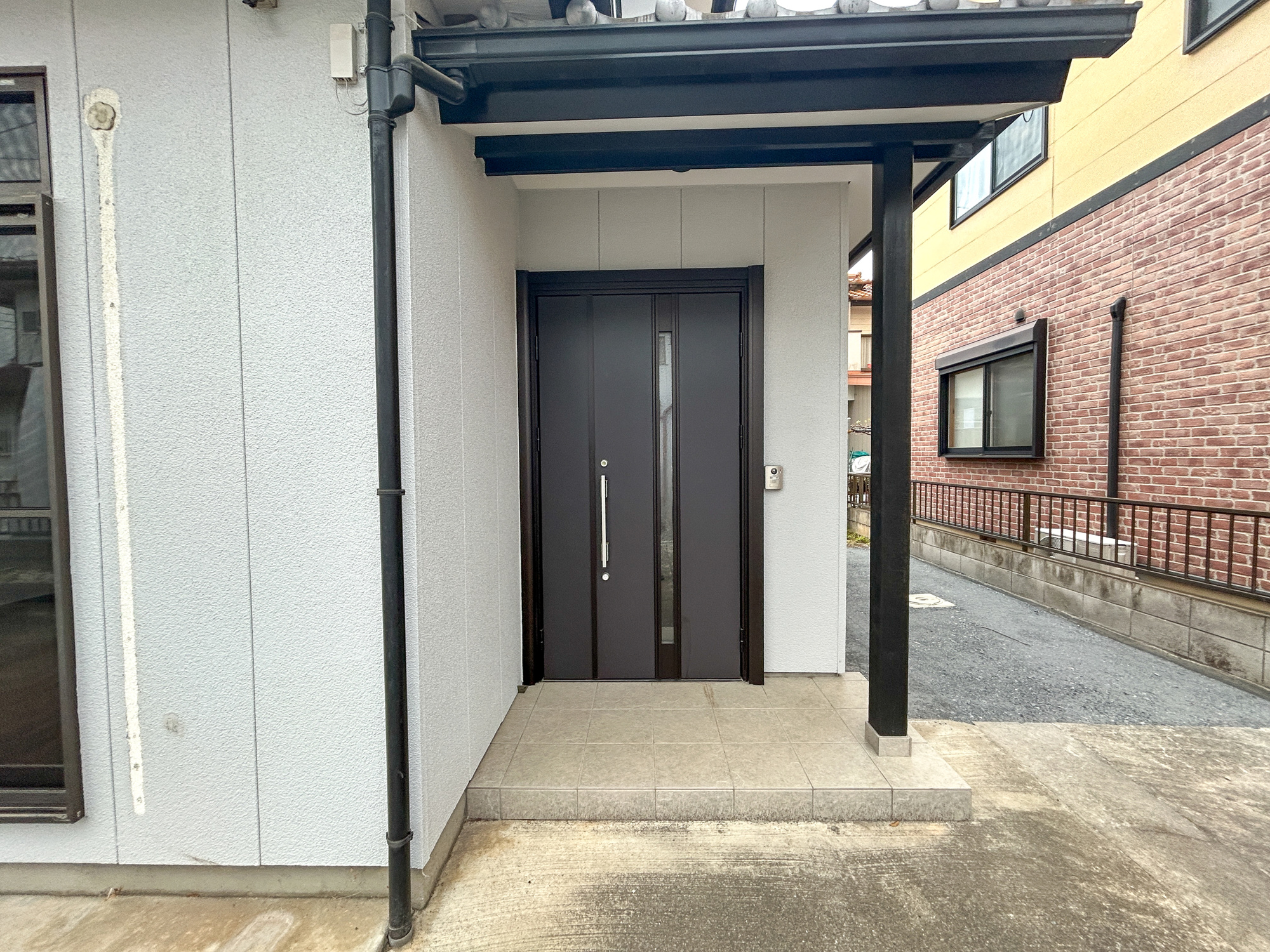高崎市井野町2期　中古住宅の玄関|明るく優しいイメージの玄関アプローチ。玄関上は屋根があるので雨の心配いらず♪