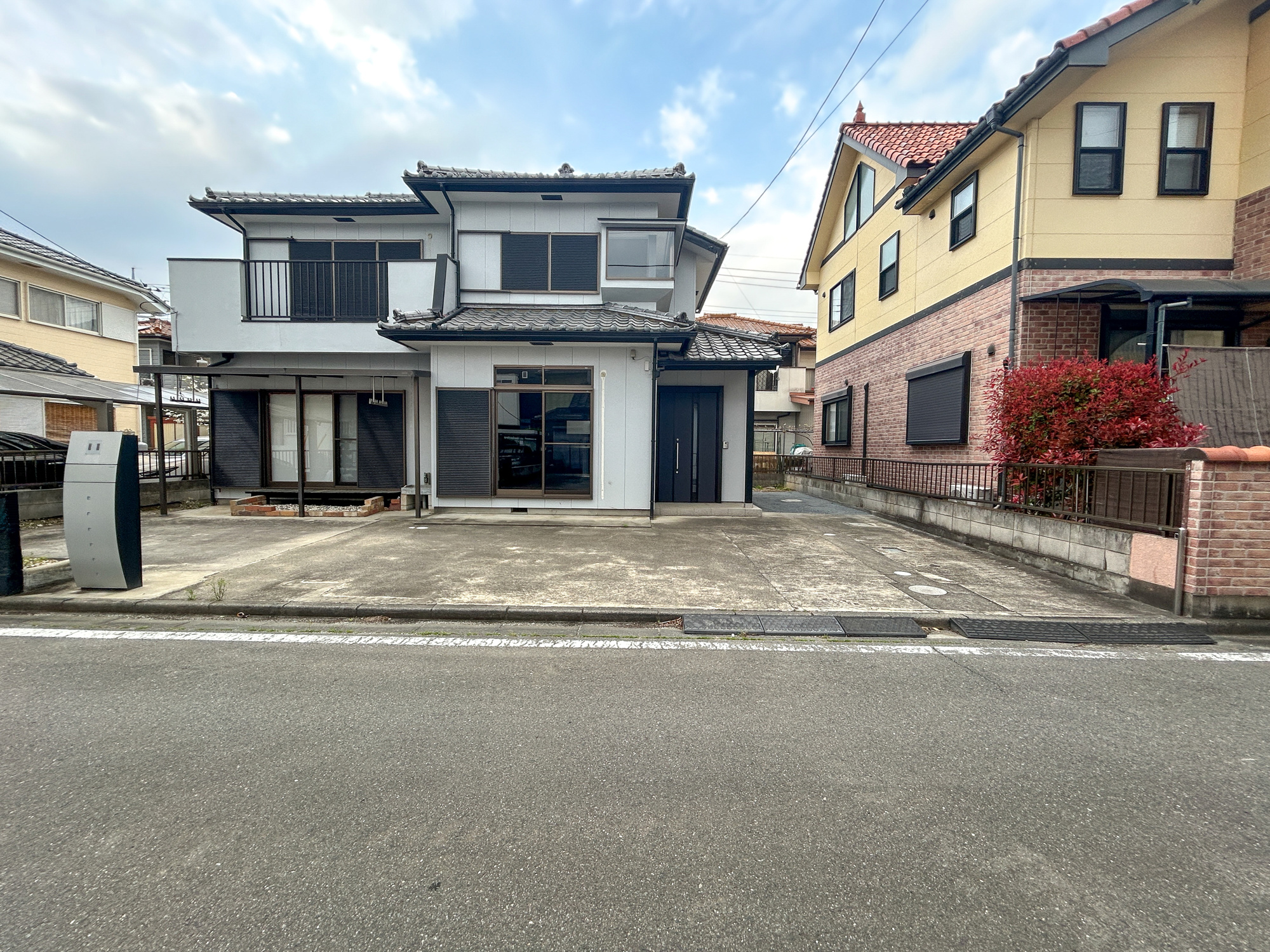 高崎市井野町2期　中古住宅の駐車場|充分な駐車スペースはアレンジが出来る程のスペースがあります。お庭として利用も良しです♪