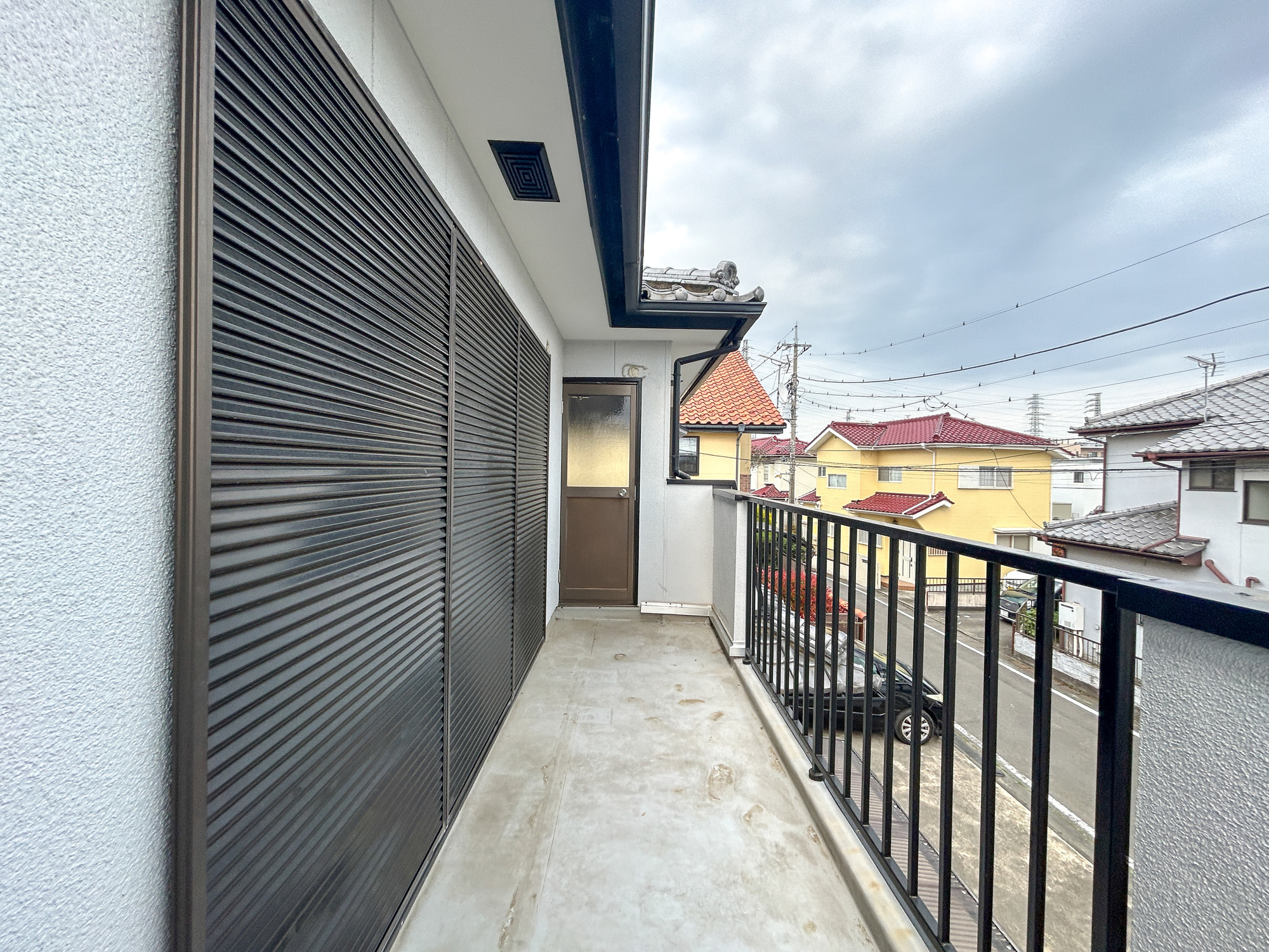 高崎市井野町2期　中古住宅のバルコニー|開放的なバルコニーは見晴らしもよく、太陽の温かな温もりをめいっぱい受け止めてくれます。太陽の光と爽やかな風を受けたお洗濯物はあっという間に乾き、取りこむ時には太陽の匂いを感じられそうですね。