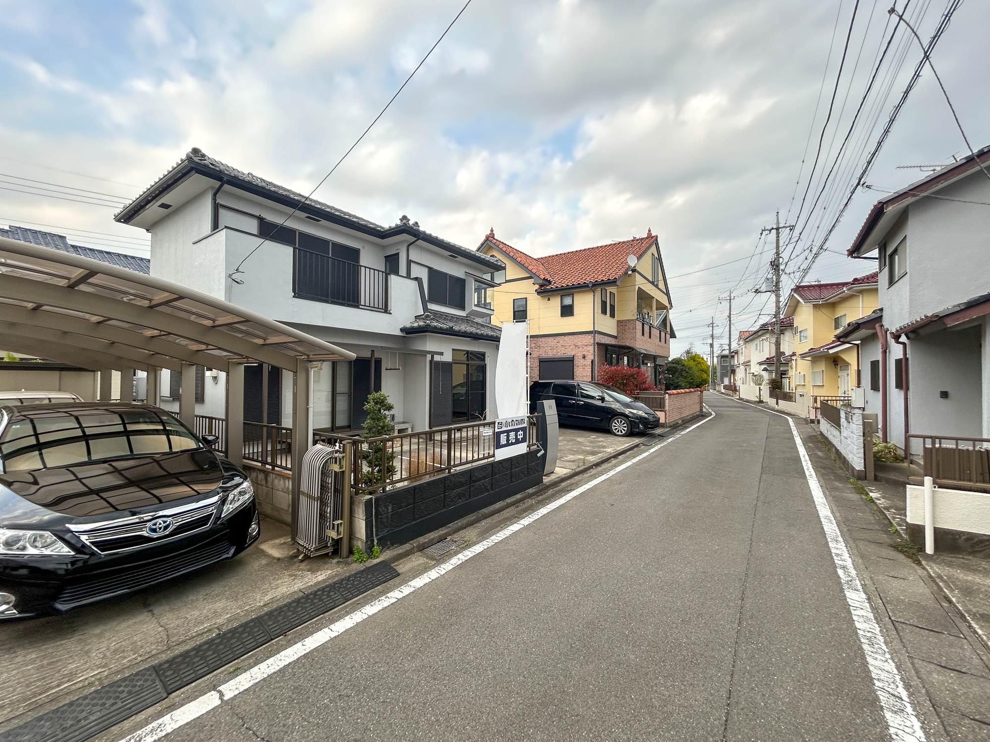 高崎市井野町2期　中古住宅の前面道路含む現地写真|閑静な住宅地で子育て家族にピッタリ。毎日のお散歩も快適な緑に恵まれたエリアで、自然に包まれた穏やかな暮らしを実現するための、ゆとりある住環境が整っています。

