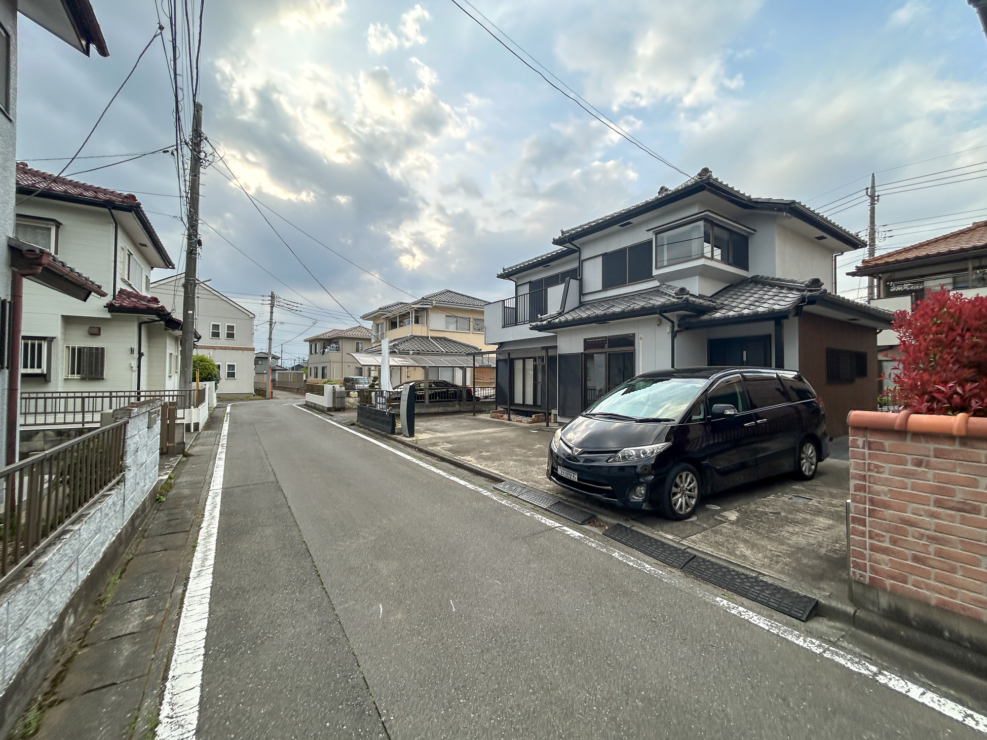 高崎市井野町2期　中古住宅の前面道路含む現地写真|低層の一戸建てを中心とした街並みが整然と続き、周辺は高い建物が建っていないので、採光や開放性に恵まれ、空が広く緑の多い閑静な趣を感じる環境です。

