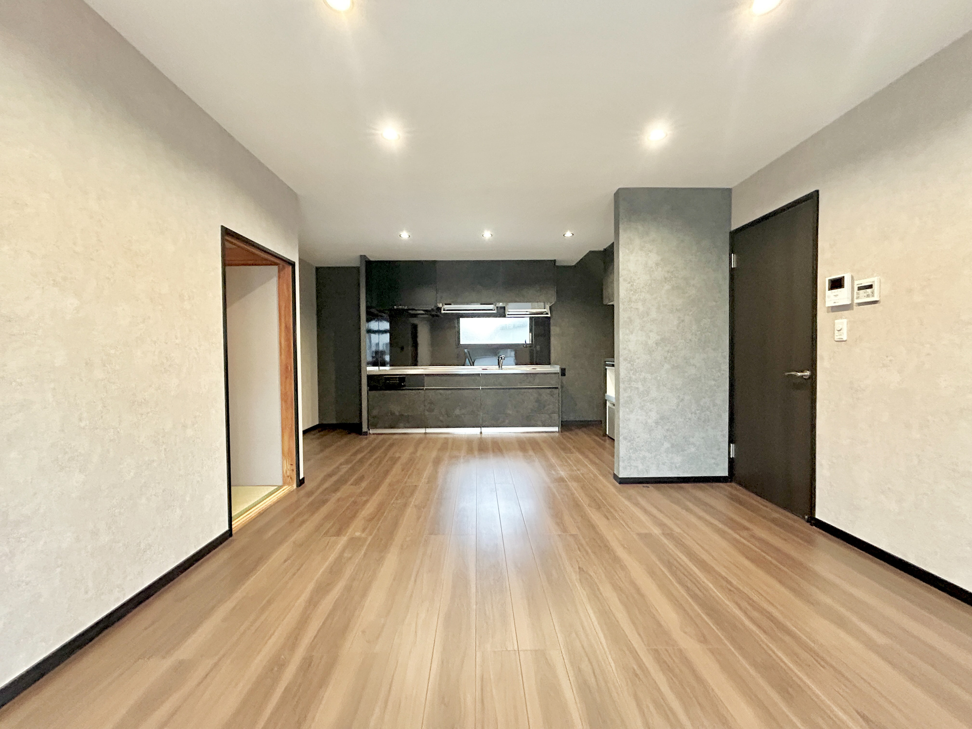 高崎市井野町2期　中古住宅の居間・リビング|大きく開いた窓からは、明るい陽射しが射し込みます。
爽やかな風が吹き抜ける心地良いリビングには、自然と家族が集まります。