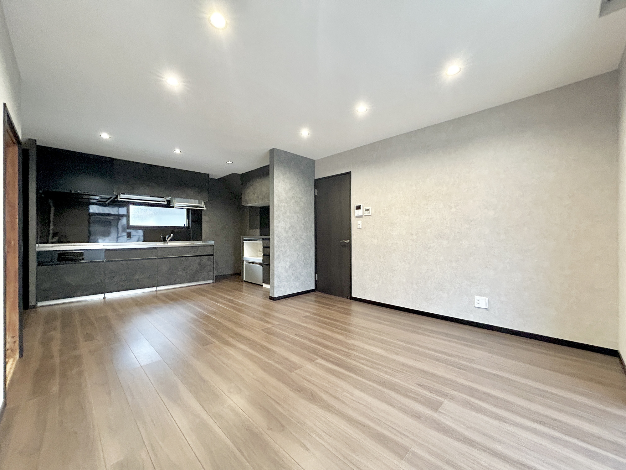 高崎市井野町2期　中古住宅の居間・リビング|オープンな空間を生み出す、こだわりの広がりとゆとり。家族と過ごす時間を大切にしたい方にぴったりの明るくゆとりある住空間です。窓からの日差しがリビングの隅々までしっかりと届きます！ 