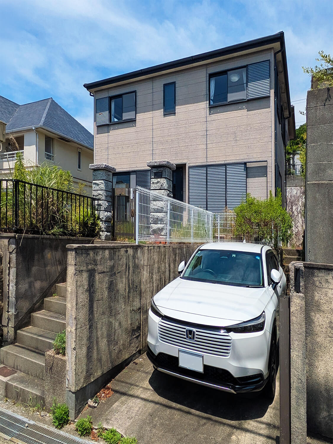 星和台2丁目戸建の外観|敷地約234.94㎡（約71.0坪）、建物115.09㎡のゆとりある住まいです。広々としたお庭では、家庭菜園やガーデニング、お子さまの遊び場など、多彩な用途でお楽しみいただけます。