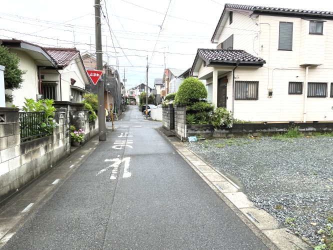 土地　さいたま市北区本郷町の前面道路含む現地写真