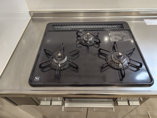 日商岩井北浦和マンションB棟のキッチン|キッチン　ガスコンロは３口あります。