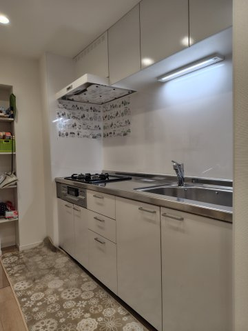 日商岩井北浦和マンションB棟のキッチン|キッチンはガラストップパネルになっておりお掃除が便利です。