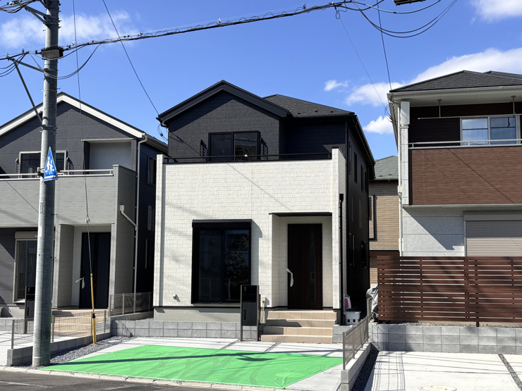 上尾市大字今泉2号棟　
モダンなスタイルに似合うよう、シンプルな目地割りの中に石肌を取り入れました。
