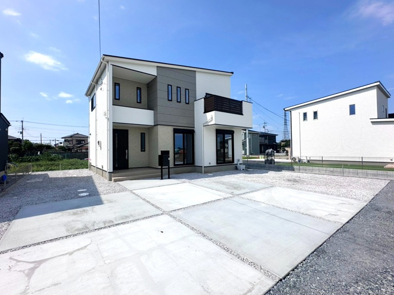 行田市大字前谷３区画１号棟　外観写真②　車３台駐車可能な広い敷地となっております。