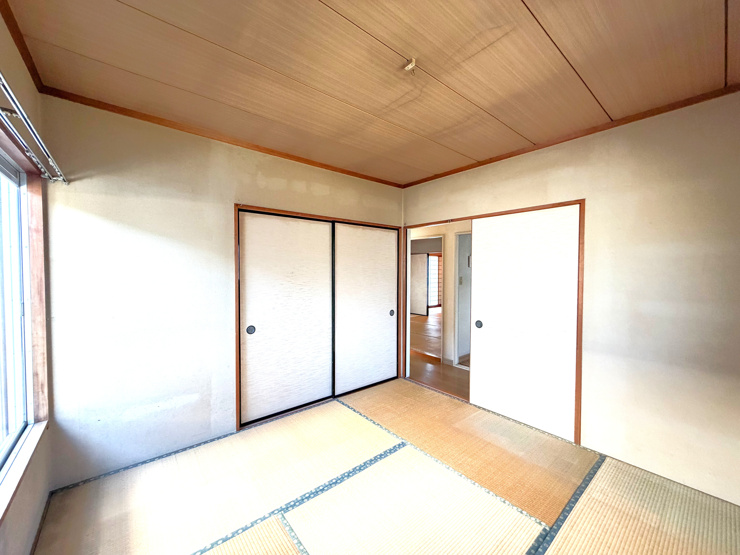 【邑楽郡千代田町福島　中古物件　和室】
北東角の4.5帖の和室から廊下へ繋がっています。