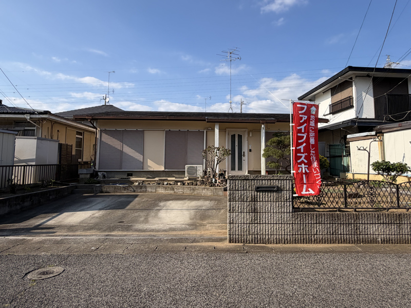 【邑楽郡千代田町福島　中古物件　外観】　
並列２台駐車可能な61坪、建物は21坪です。屋根と外壁は2016年(平成28年)にリフォーム済です。