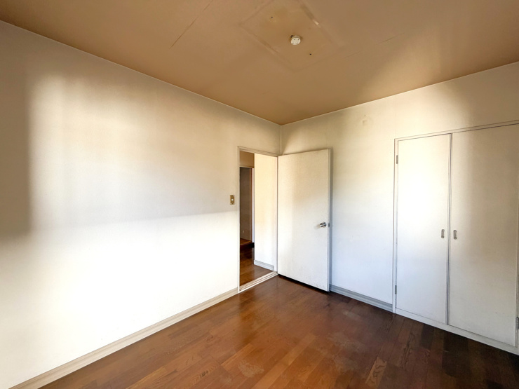 【邑楽郡千代田町福島　中古物件　洋室】
南東角の洋室です。玄関ホール(廊下)へ繋がっています。