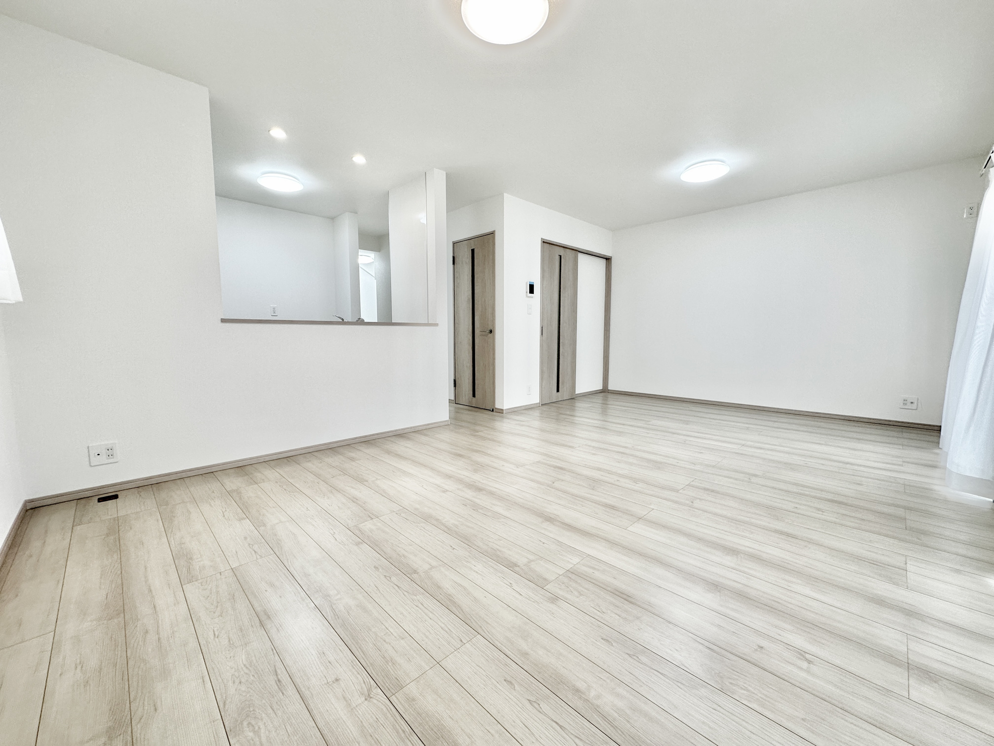 宇都宮市大和１丁目　新築住宅全１棟の居間・リビング|【同社施工例】オープンな空間を生み出す、こだわりの広がりとゆとり。家族と過ごす時間を大切にしたい方にぴったりの明るくゆとりある住空間です。南側の窓からの日差しがリビングの隅々までしっかりと届きます！ 