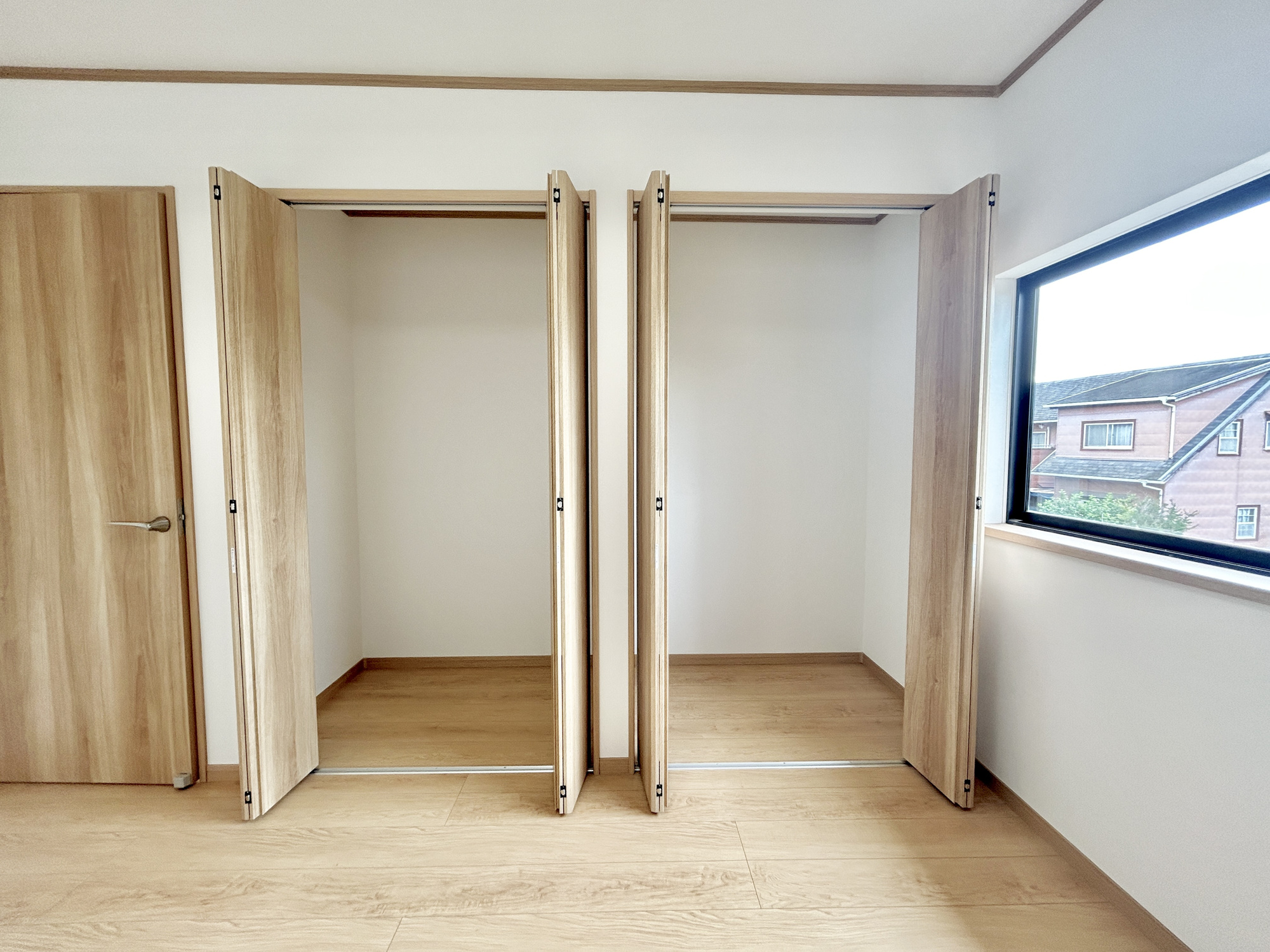 佐波郡玉村町五料　中古物件の収納|レイアウトを自由自在にカスタマイズ出来る機能的な収納が魅力！
可動棚を設置するもよし、アルミラックを設置するもよし、収納ボックスなどを配置して使えば、多様な使い方が出来、収納の幅が広がります！