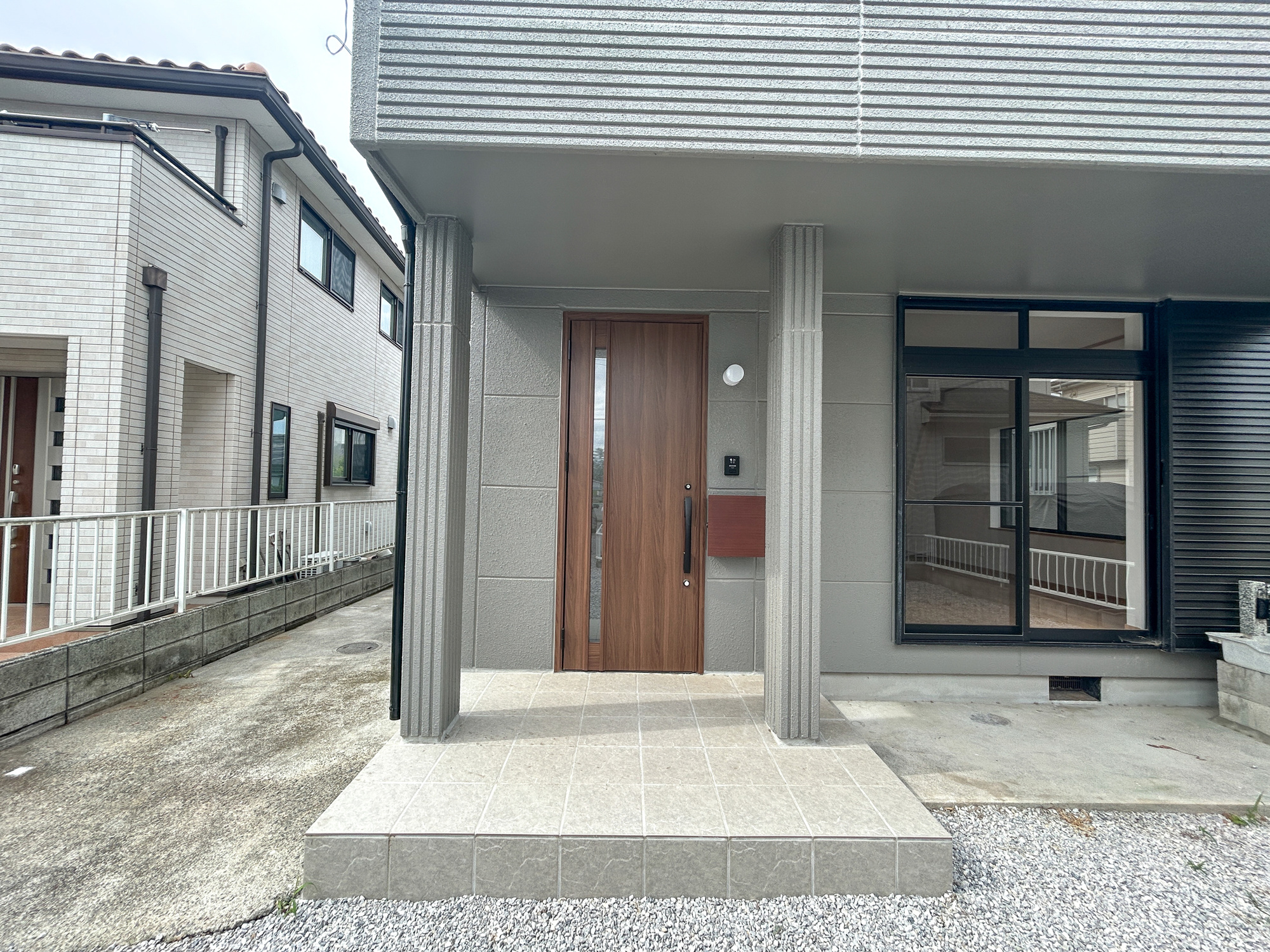 佐波郡玉村町五料　中古物件の玄関|玄関上は屋根があるので雨の心配いらず♪