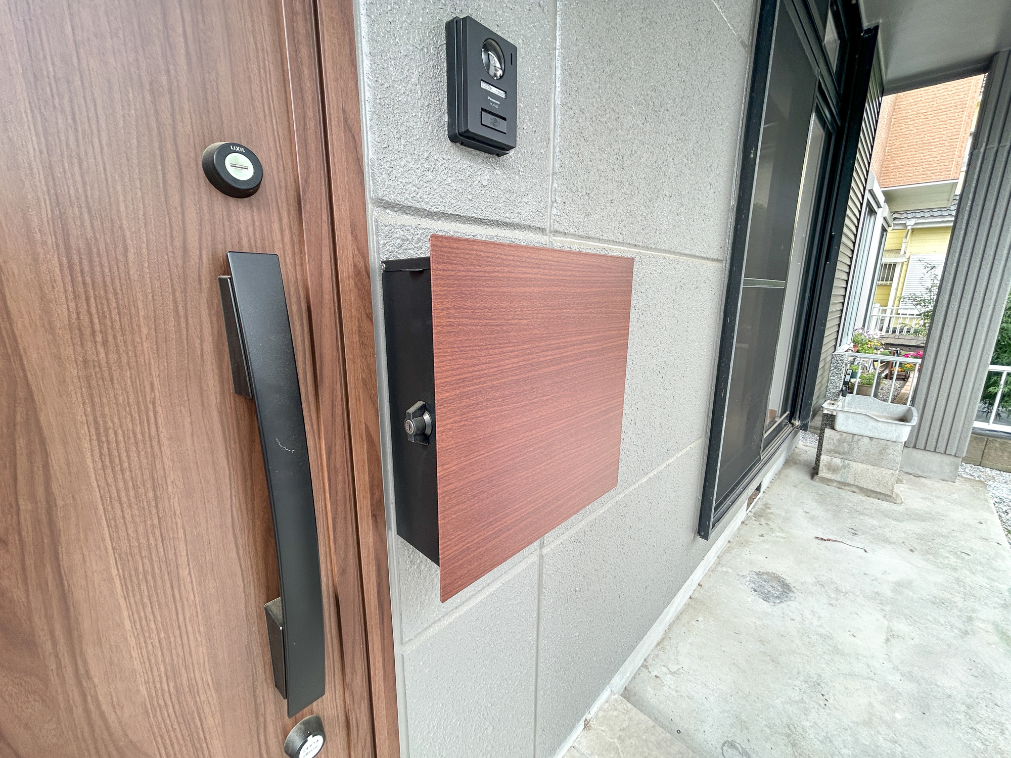 佐波郡玉村町五料　中古物件の設備|玄関わきに設置された郵便ポスト。玄関近くで取り出しにお庭まで行かずとも取れますね♪