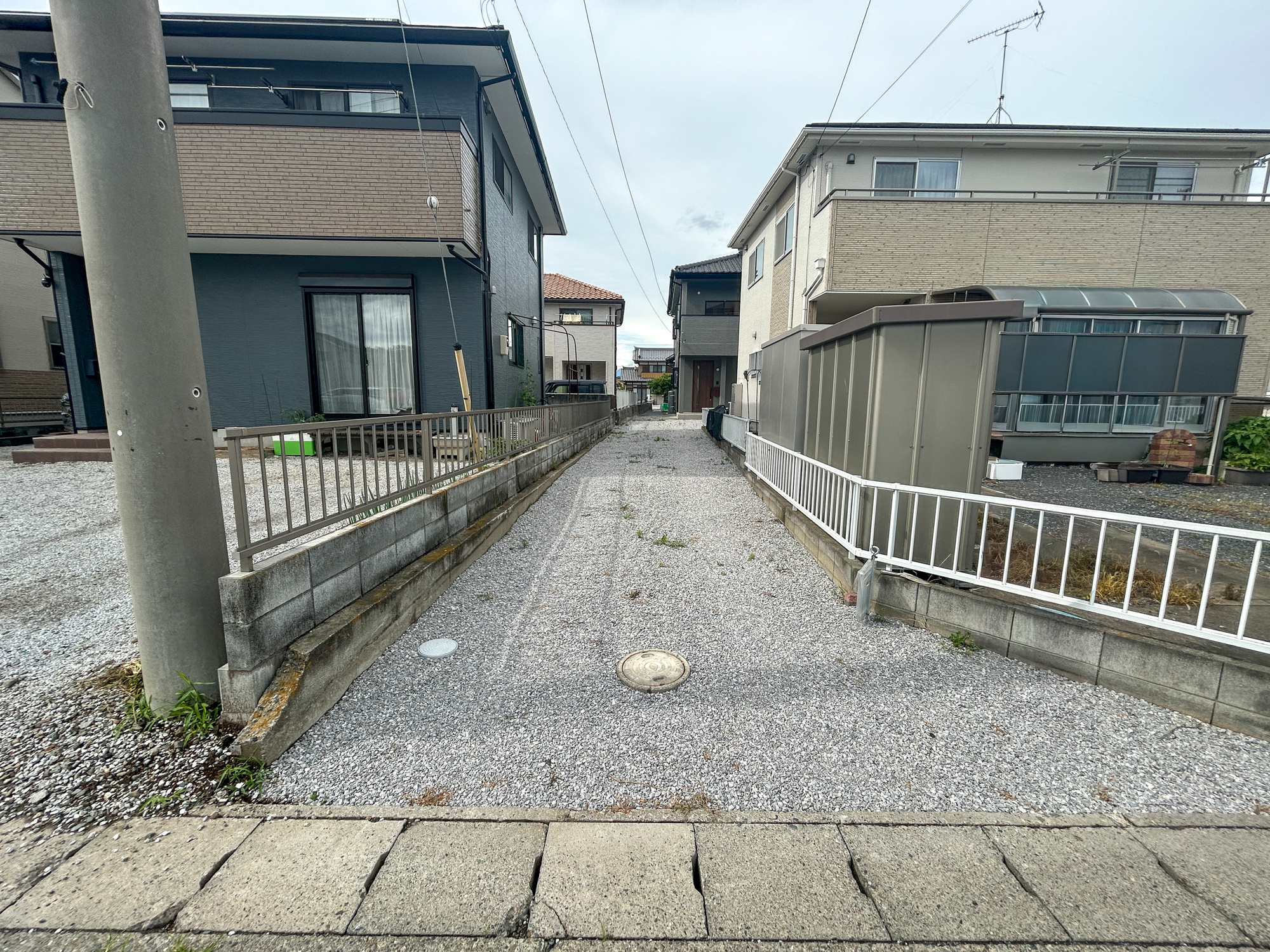 佐波郡玉村町五料　中古物件の駐車場|砂利が施工してあるのでお庭のお手入れ不要です♪