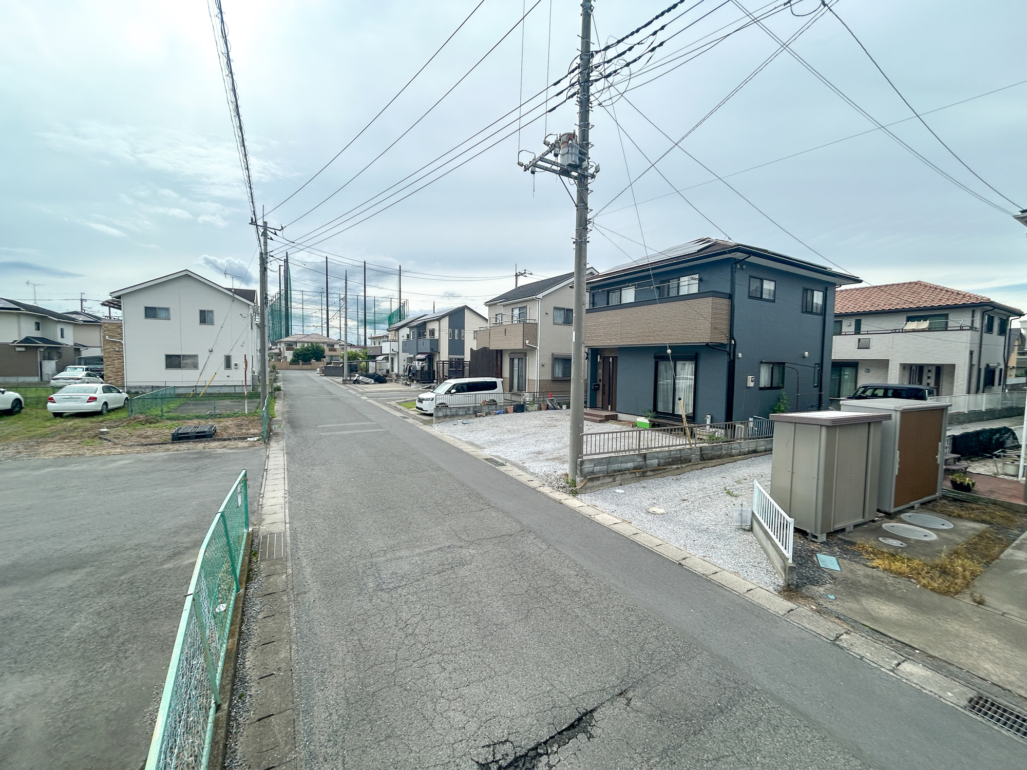佐波郡玉村町五料　中古物件の前面道路含む現地写真|閑静な住宅地で子育て家族にピッタリ。毎日のお散歩も快適な緑に恵まれたエリアで、自然に包まれた穏やかな暮らしを実現するための、ゆとりある住環境が整っています。

