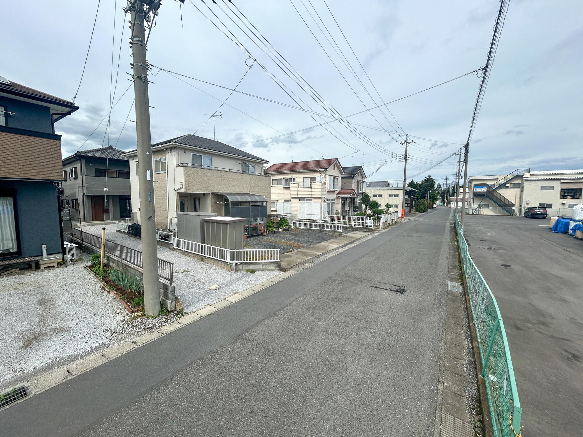 佐波郡玉村町五料　中古物件の前面道路含む現地写真|低層の一戸建てを中心とした街並みが整然と続き、周辺は高い建物が建っていないので、採光や開放性に恵まれ、空が広く緑の多い閑静な趣を感じる環境です。

