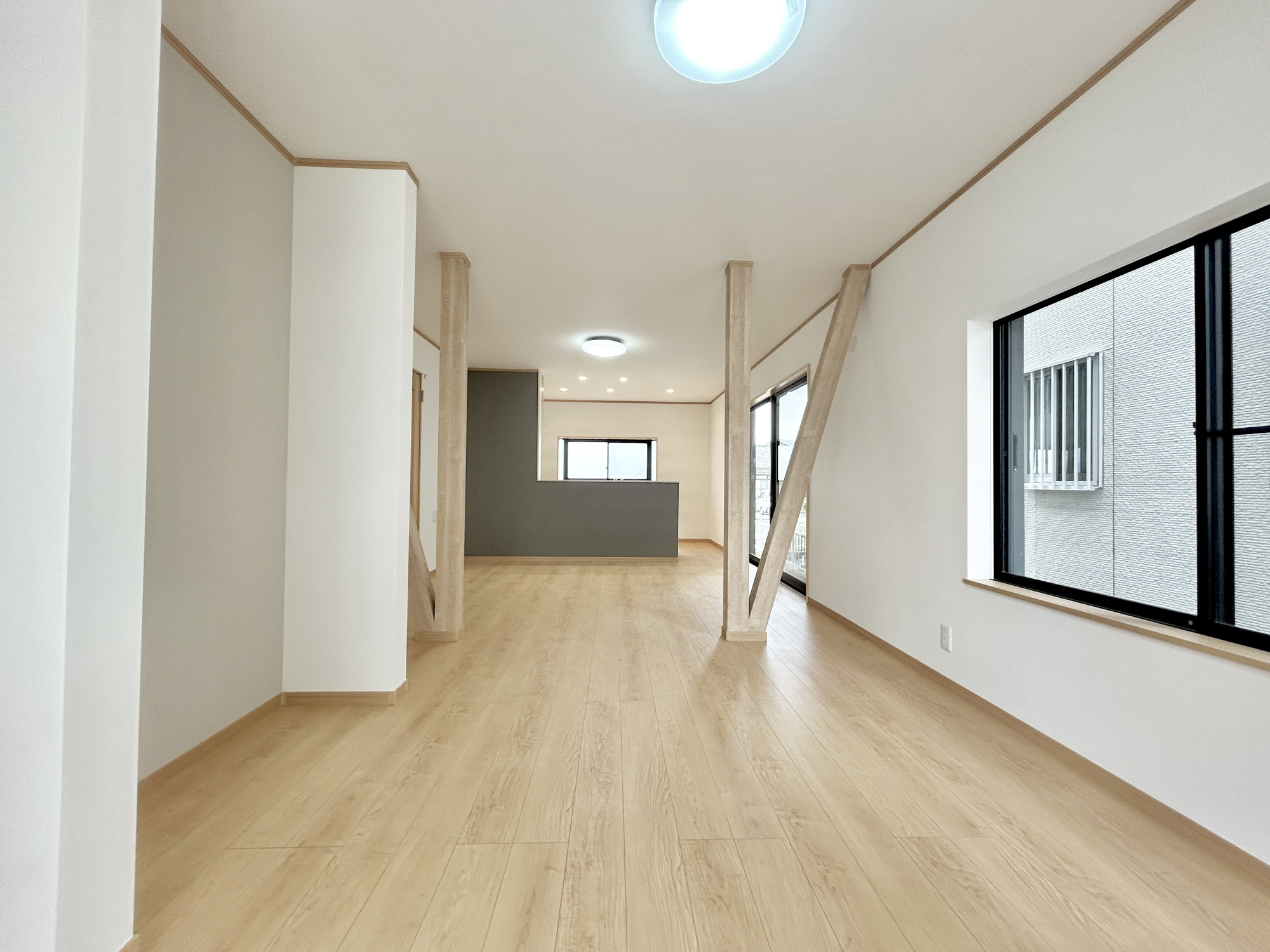 佐波郡玉村町五料　中古物件の居間・リビング|室内にいても、たっぷりの陽光と爽やかな風を感じて頂ける、開放感あふれるリビングです。
ご家族と穏やかに過ごす、心地の良い時間が流れます。
