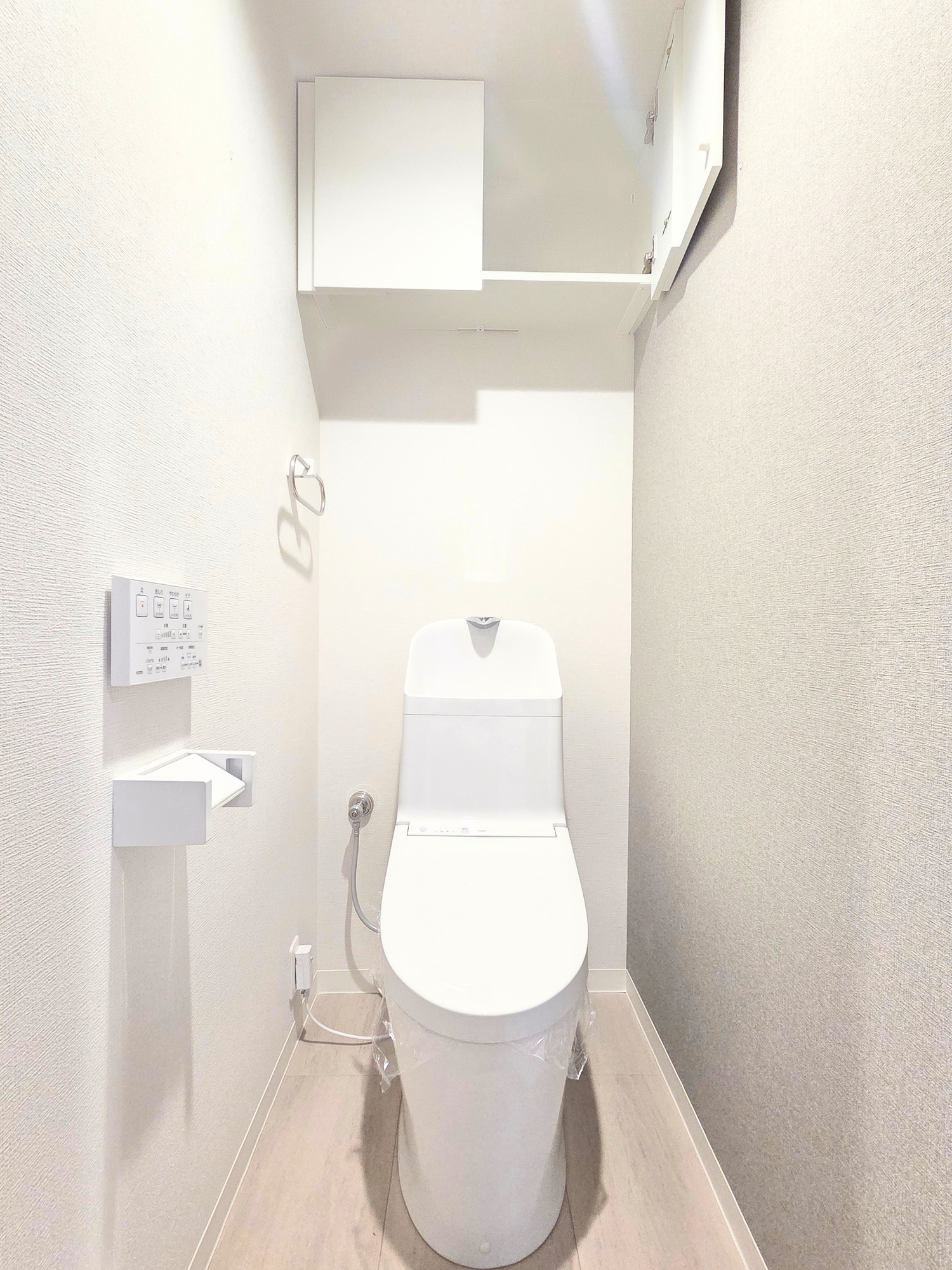柏木1丁目シティハウスのトイレ|トイレットペーパーや清掃用品を収納できる吊戸棚付き！
