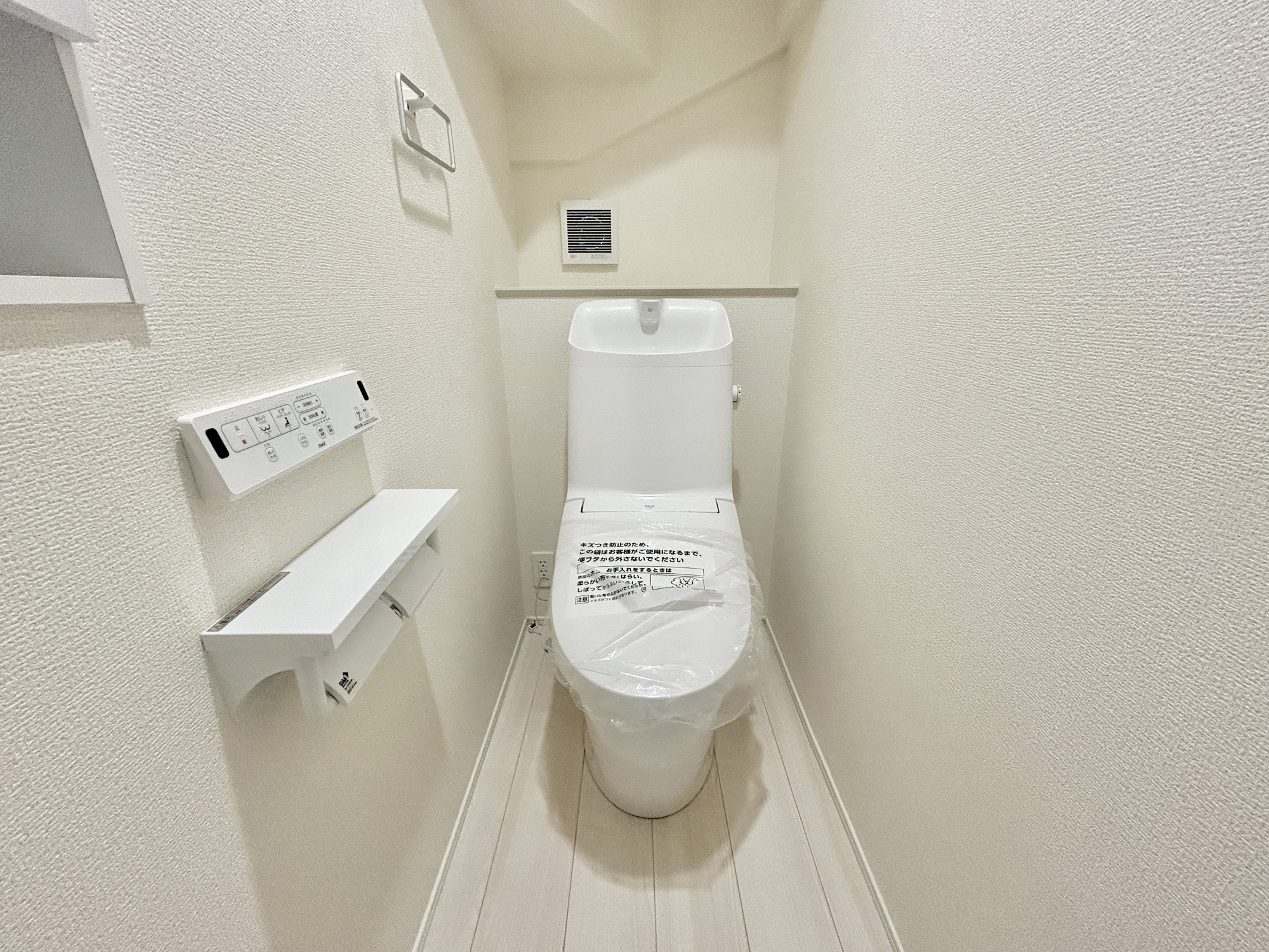 高崎市石原町1期　新築住宅全1棟のトイレ|節水型でエコなトイレには、今では当たり前の洗浄付き。便座を温める機能もついていて、居心地良くてトイレから出られなくなるかも！換気用に換気扇はもちろん、窓も着いているので常に快適ですね♪