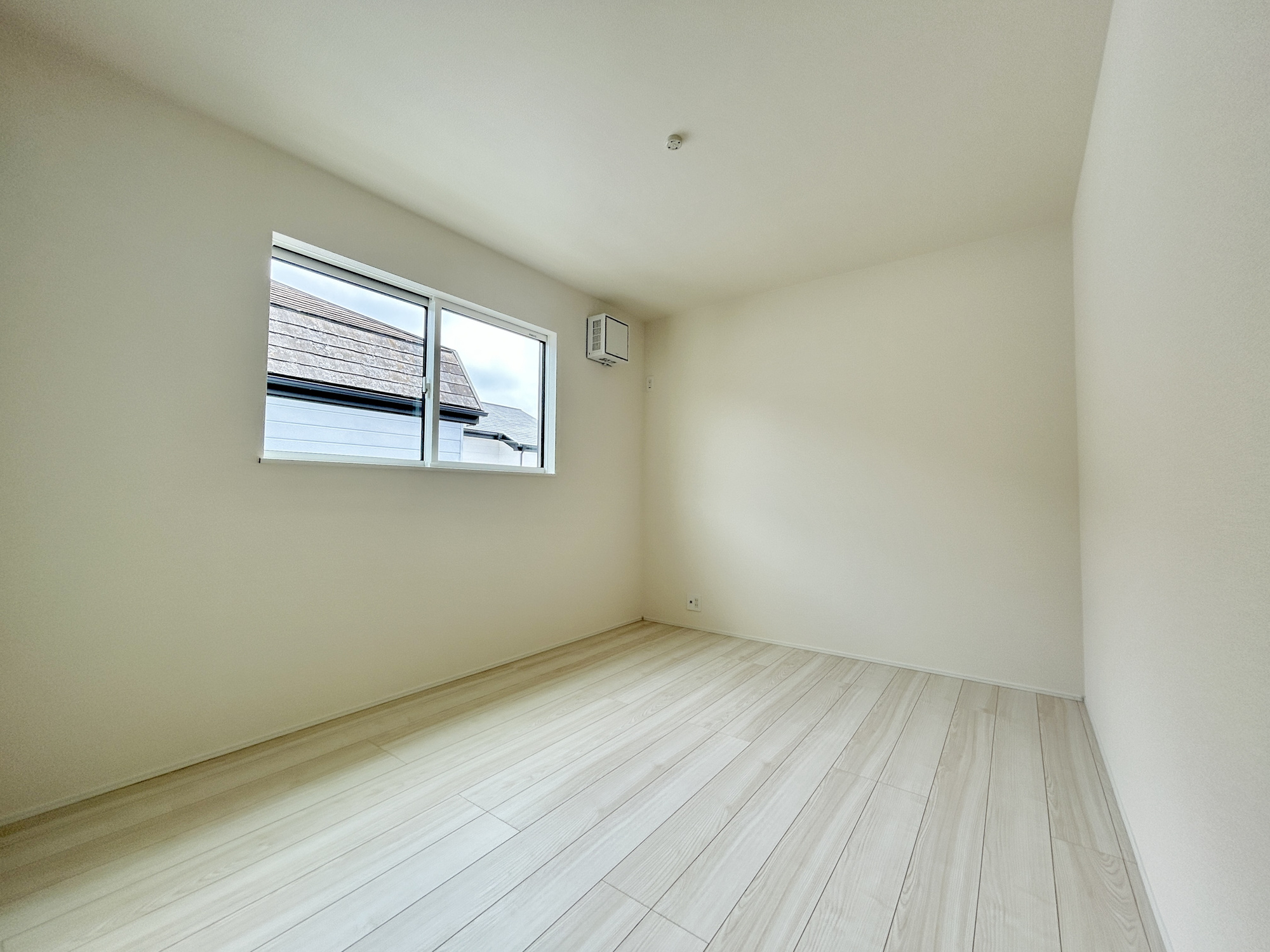 高崎市石原町1期　新築住宅全1棟の寝室|木目のフローリングが暖かみのある室内に。明るい寝室で心地のいい朝を迎えられそう。