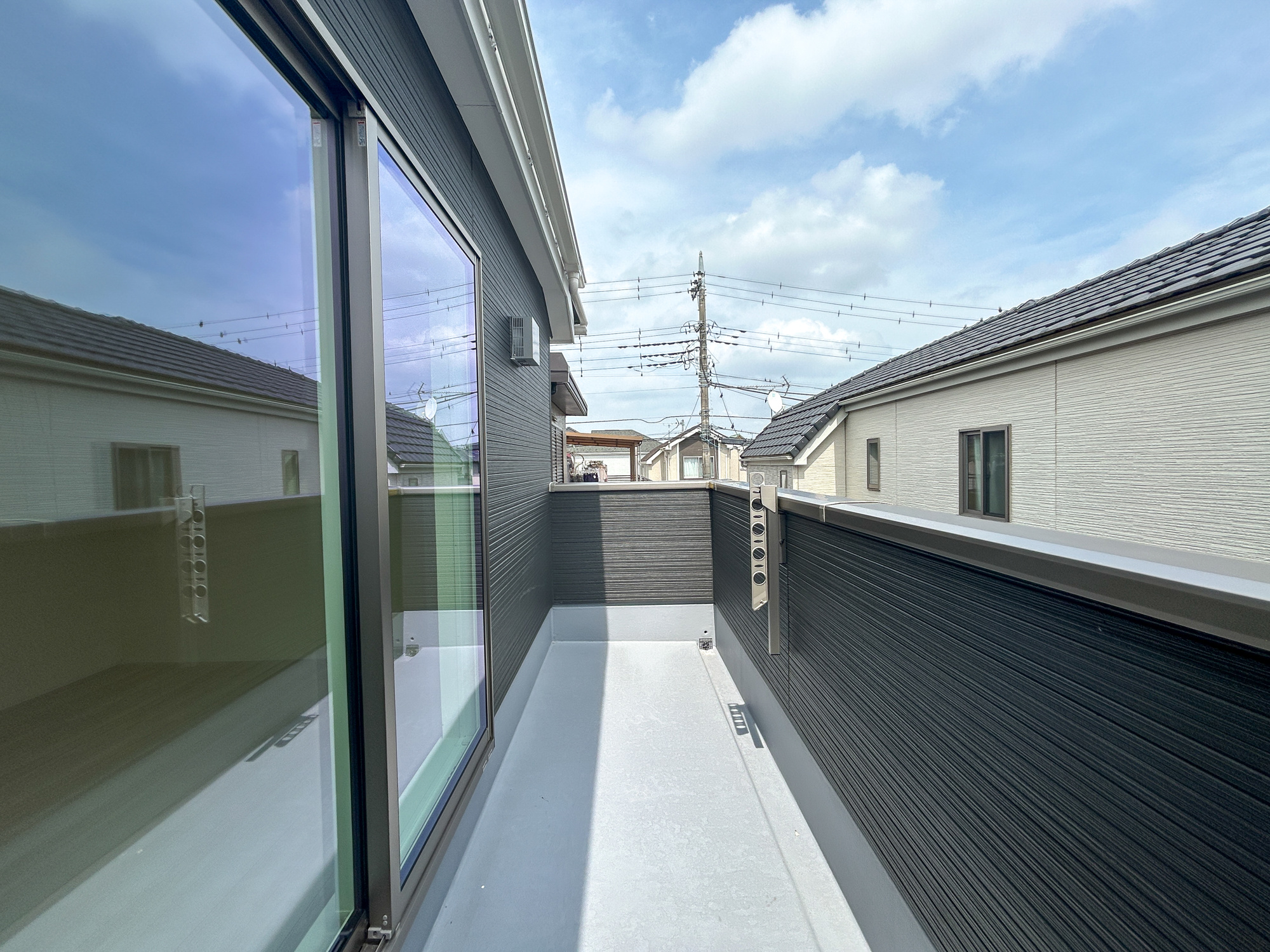 高崎市石原町1期　新築住宅全1棟のバルコニー|開放的なバルコニーは見晴らしもよく、太陽の温かな温もりをめいっぱい受け止めてくれます。太陽の光と爽やかな風を受けたお洗濯物はあっという間に乾き、取りこむ時には太陽の匂いを感じられそうですね。