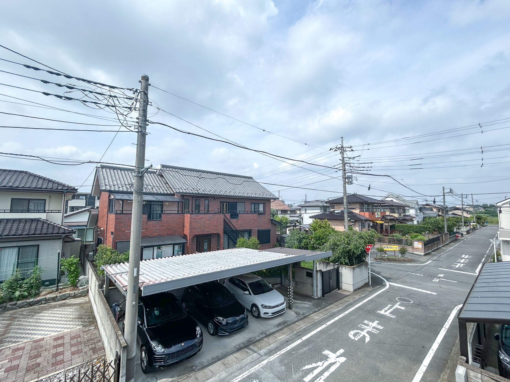 高崎市石原町1期　新築住宅全1棟の展望|閑静な住宅地で子育て家族にピッタリ。毎日のお散歩も快適な緑に恵まれたエリアで、自然に包まれた穏やかな暮らしを実現するための、ゆとりある住環境が整っています。緑の潤いを感じながらホッと生活できそう。