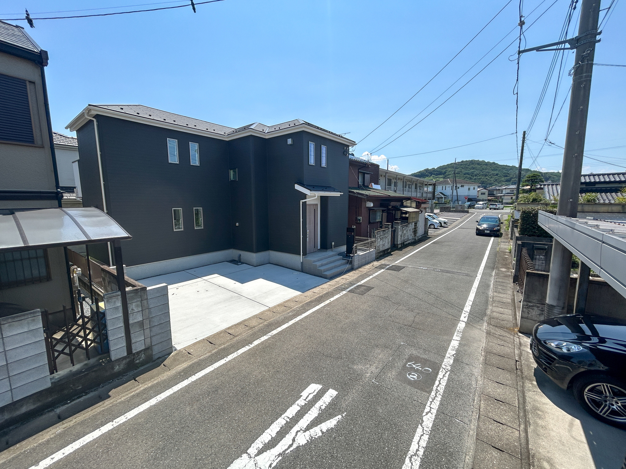 高崎市石原町1期　新築住宅全1棟の前面道路含む現地写真|閑静な住宅地で子育て家族にピッタリ。毎日のお散歩も快適な緑に恵まれたエリアで、自然に包まれた穏やかな暮らしを実現するための、ゆとりある住環境が整っています。

