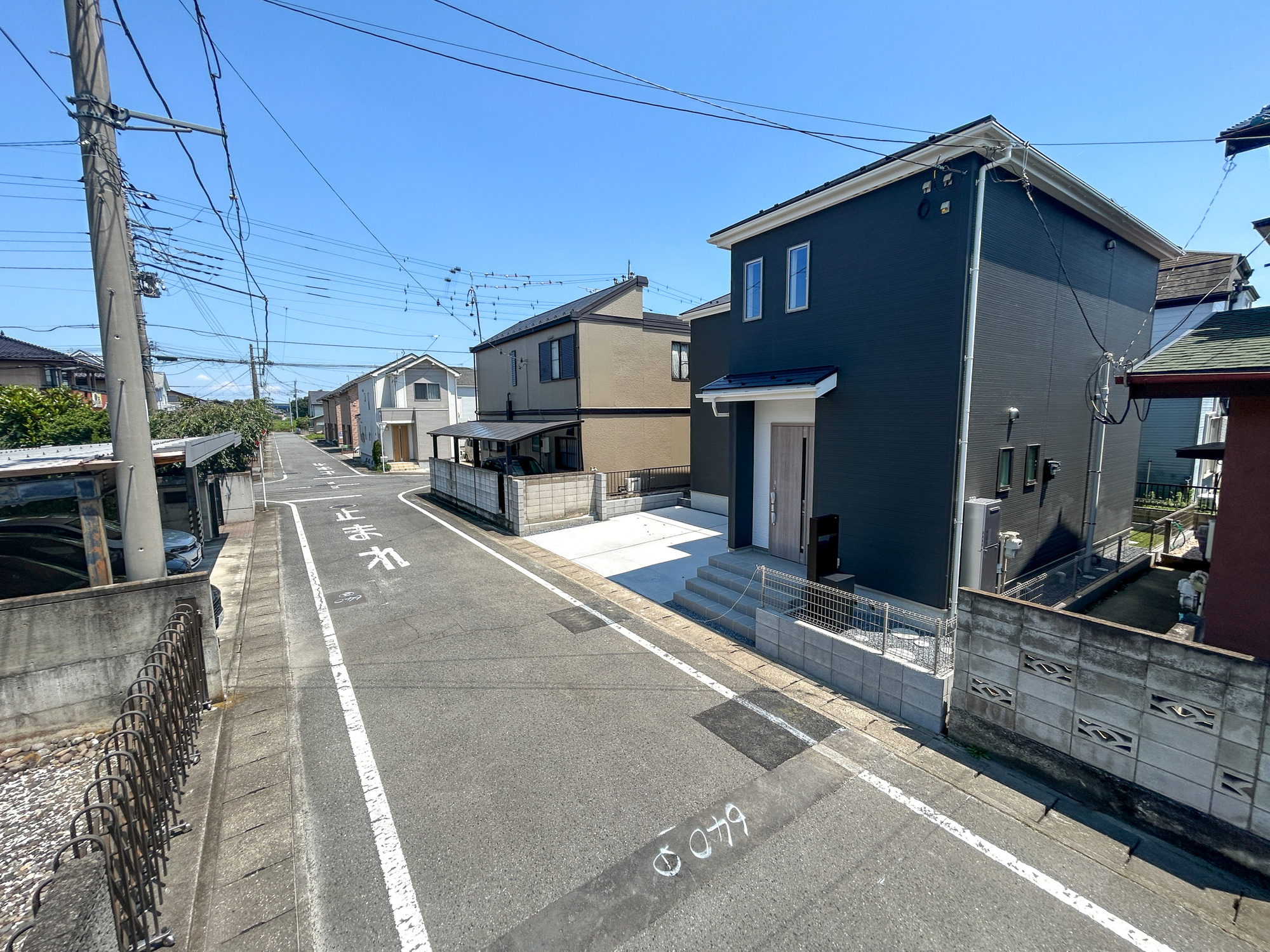 高崎市石原町1期　新築住宅全1棟の前面道路含む現地写真|低層の一戸建てを中心とした街並みが整然と続き、周辺は高い建物が建っていないので、採光や開放性に恵まれ、空が広く緑の多い閑静な趣を感じる環境です。

