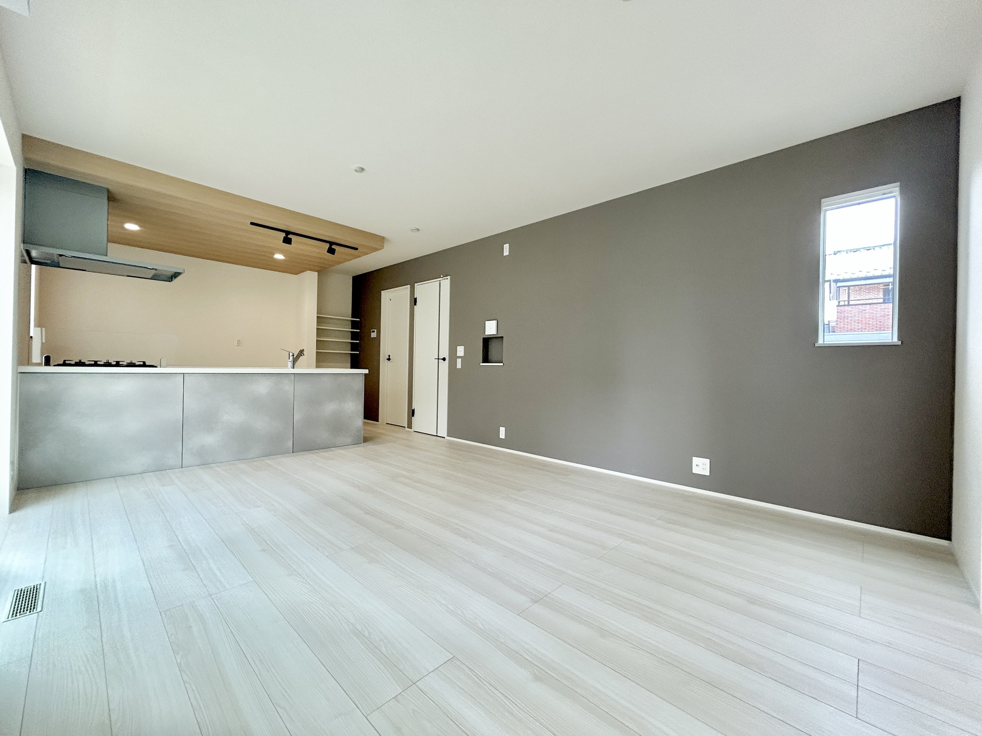 高崎市石原町1期　新築住宅全1棟の居間・リビング|大きく開いた窓からは、明るい陽射しが射し込みます。
爽やかな風が吹き抜ける心地良いリビングには、自然と家族が集まります。
