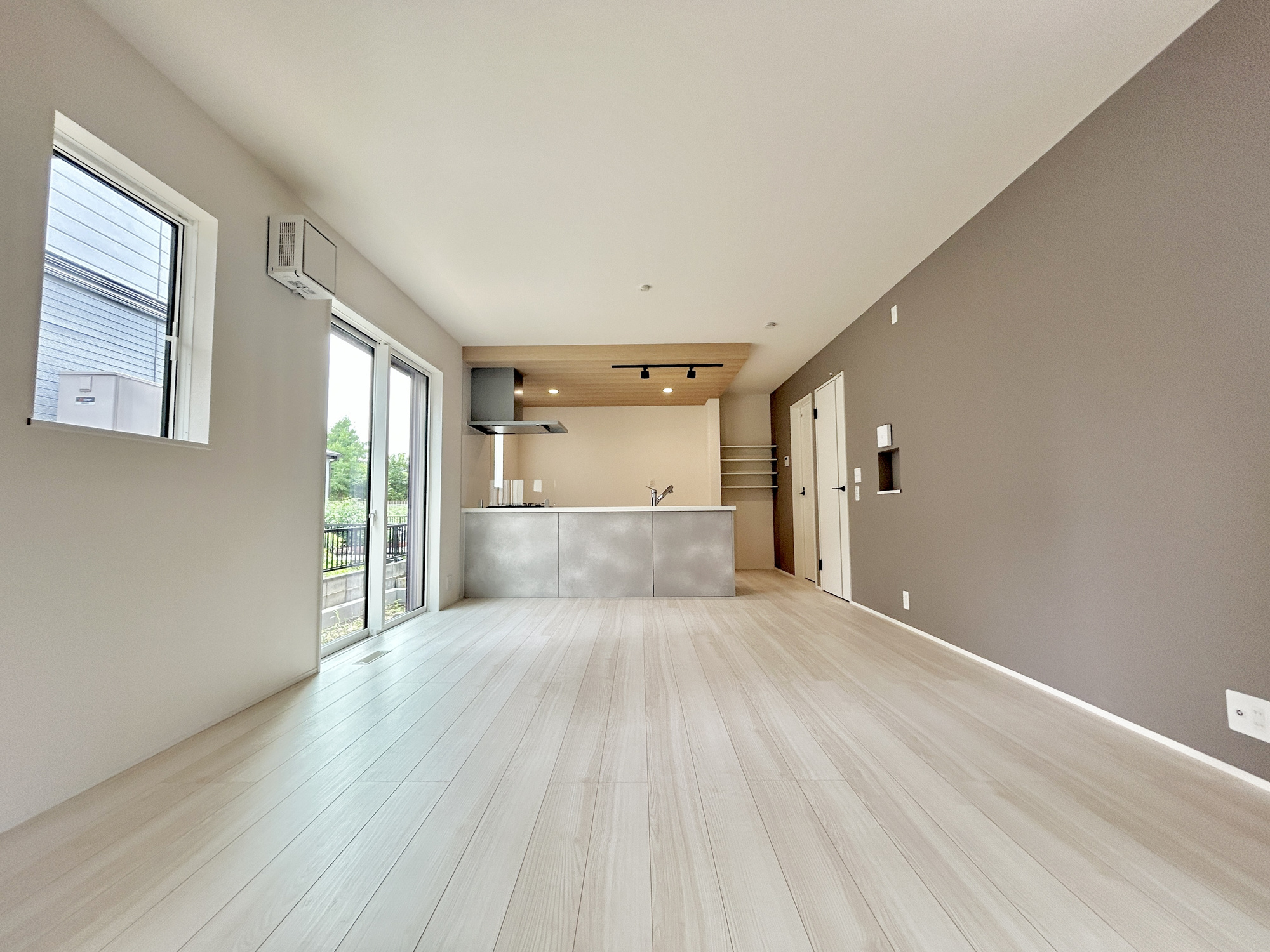 高崎市石原町1期　新築住宅全1棟の居間・リビング|室内にいても、たっぷりの陽光と爽やかな風を感じて頂ける、開放感あふれるリビングです。
ご家族と穏やかに過ごす、心地の良い時間が流れます。