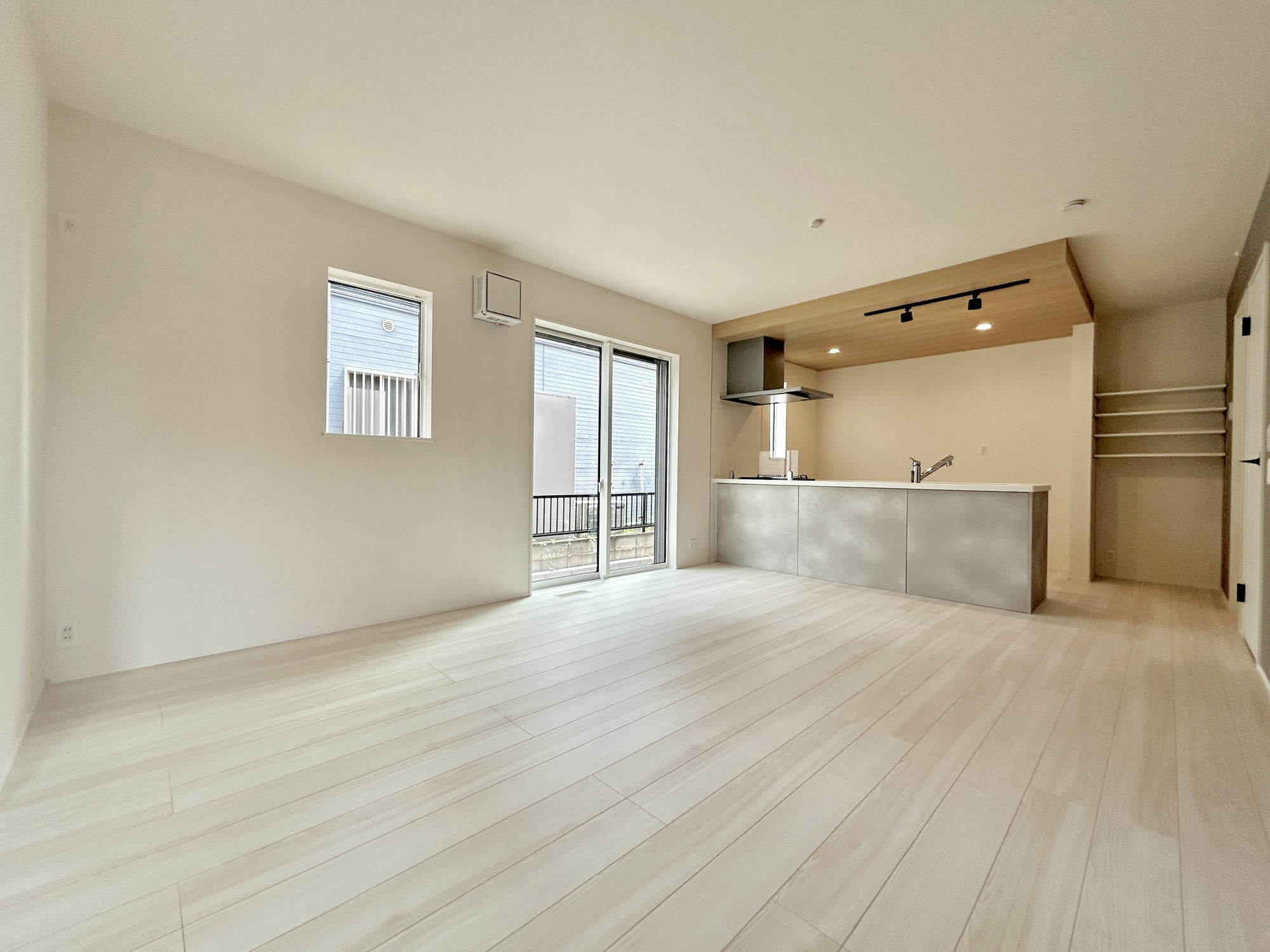 高崎市石原町1期　新築住宅全1棟の居間・リビング|オープンな空間を生み出す、こだわりの広がりとゆとり。家族と過ごす時間を大切にしたい方にぴったりの明るくゆとりある住空間です。窓からの日差しがリビングの隅々までしっかりと届きます！ 