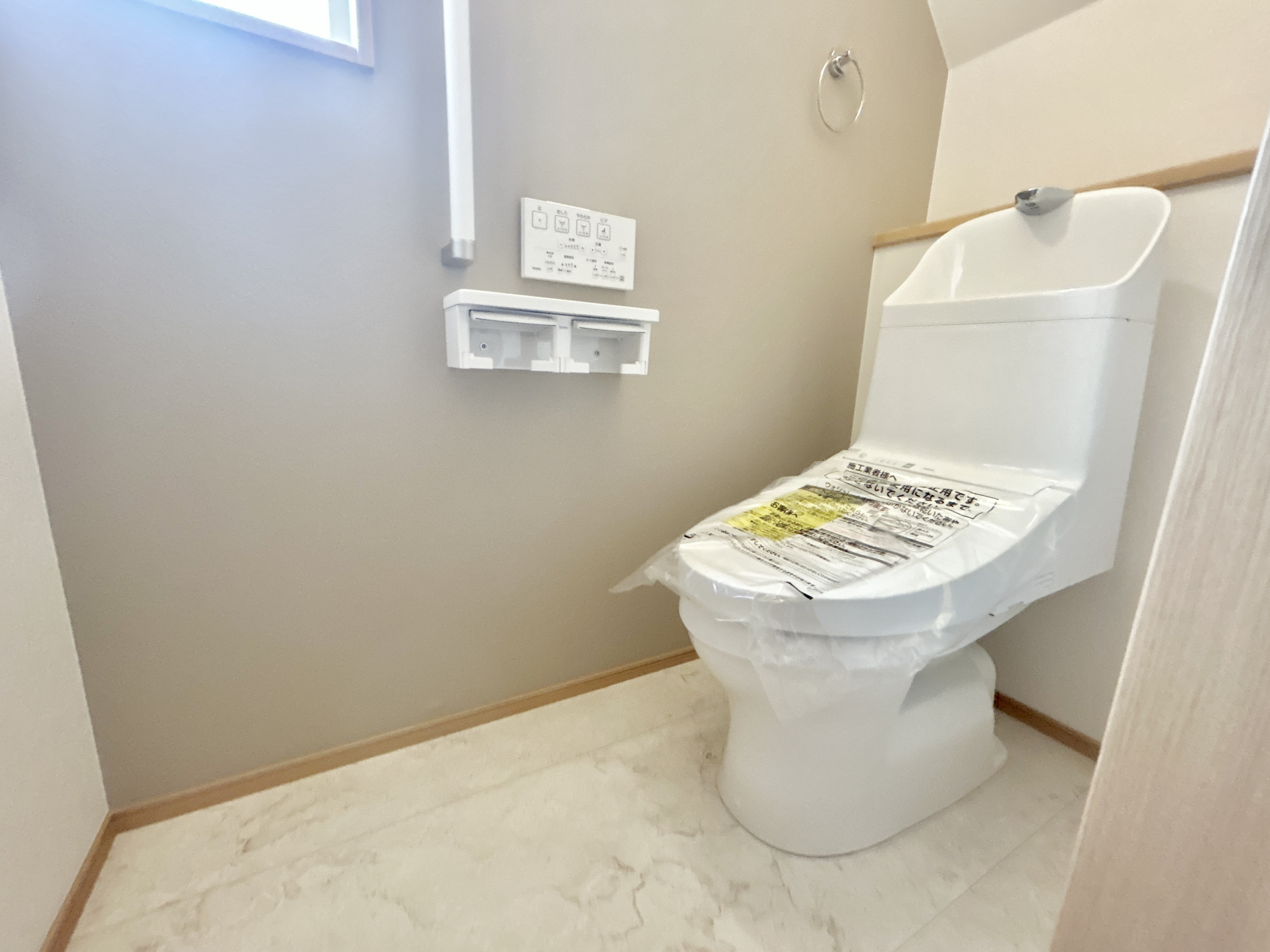 高崎市下之城町第10期　新築住宅全2棟のトイレ|節水型でエコなトイレには、今では当たり前の洗浄付き。便座を温める機能もついていて、居心地良くてトイレから出られなくなるかも！換気用に換気扇はもちろん、窓も着いているので常に快適ですね♪